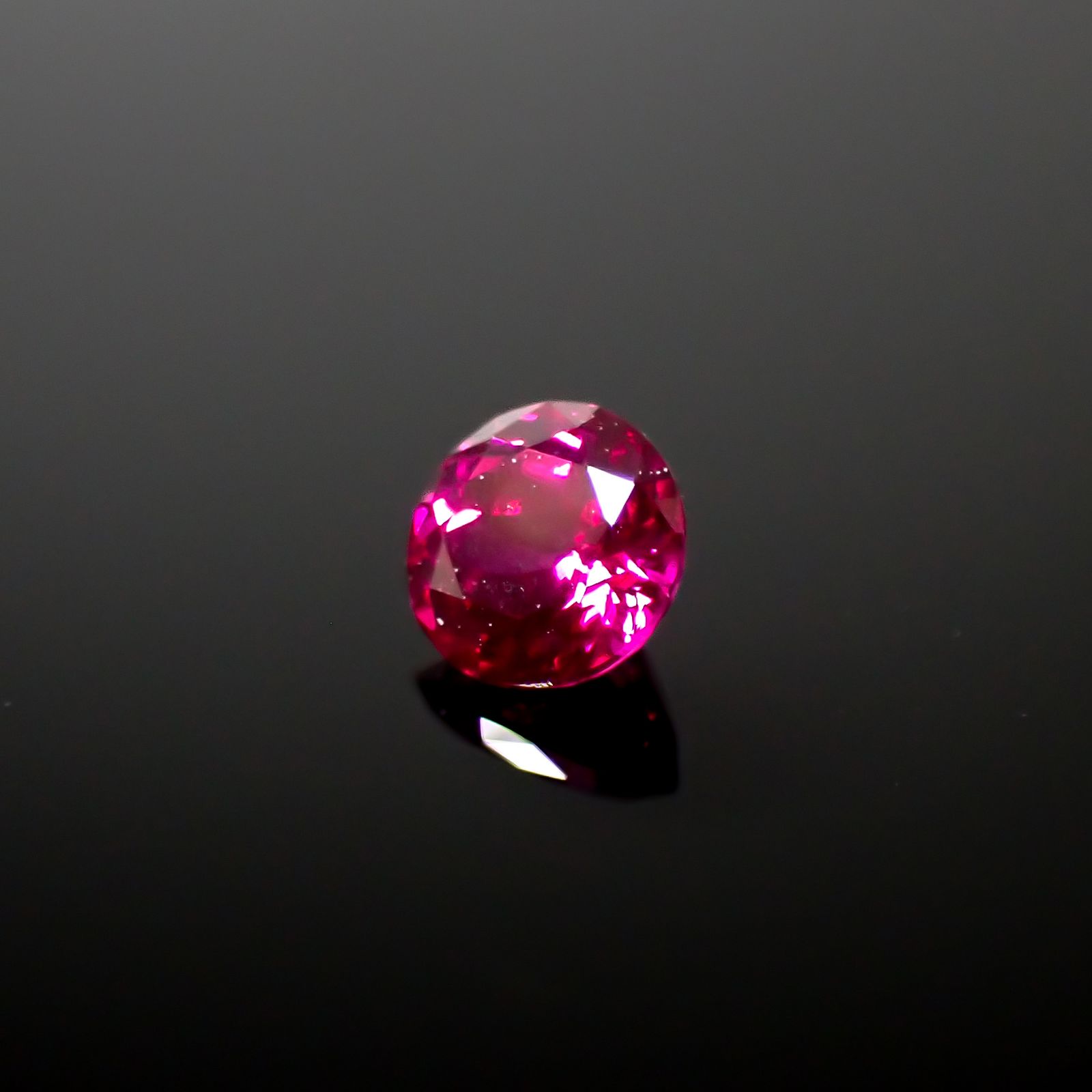 ルビー 非加熱(宝石名ルビー)ミャンマー・モゴック産 0.27ct GIT鑑付[241129474]3.78x3.69mm前後