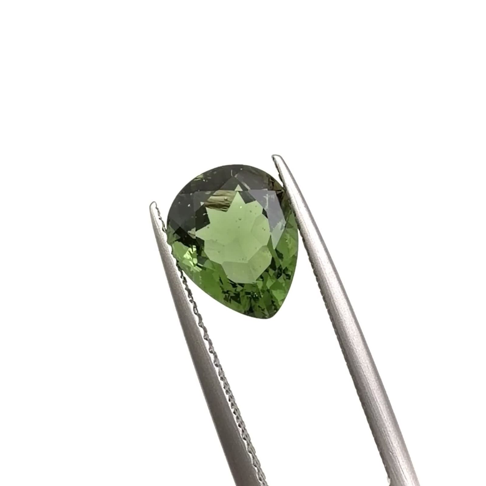モルダバイト 発見地：旧チェコスロバキア 2.05ct / 10.1x8.1mm前後