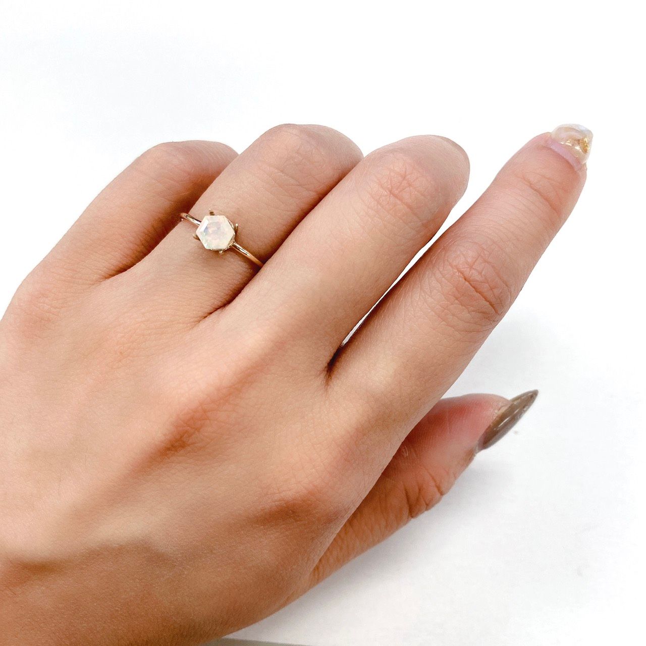 ◇ヘキサゴンカット◇エチオピアオパール(宝石名オパール) エチオピア産 0.40ct 識別済[210611039]5.2×5.2mm前後