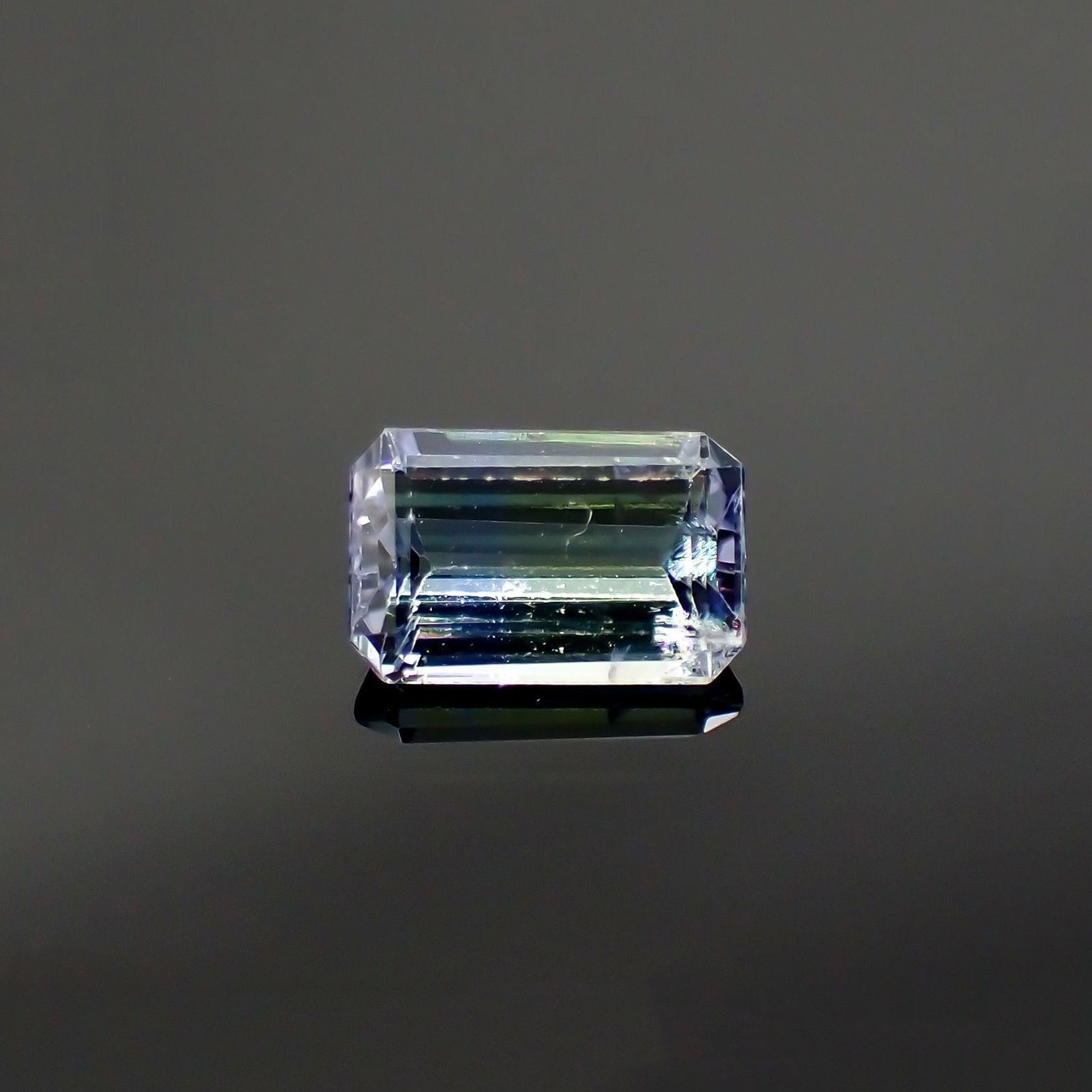 パーティカラータンザナイト(宝石名パーティカラード・ゾイサイト) タンザニア産 ソ付(彩珠) 0.929ct / 7x4.5mm前後 [260311849]