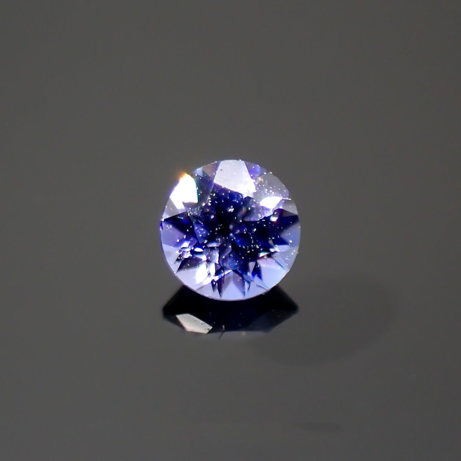 ベニトアイト(宝石名ベニトアイト)アメリカ・カリフォルニア州産 0.061ct 識別済[220515778]2.4x2.3mm前後