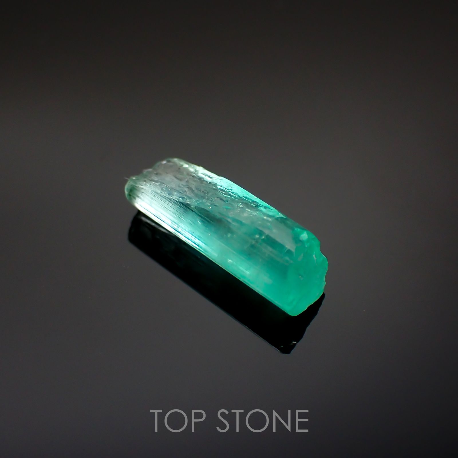 エメラルド(宝石名エメラルド) コロンビア産 原石・結晶 2.918ct ソ付(彩珠)[20062732]15×5mm前後