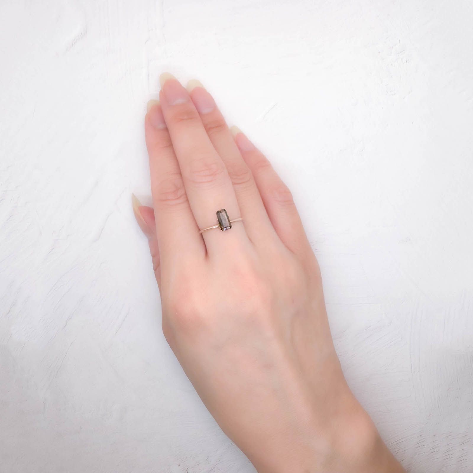 レインボースキャポライト ブラジル産 0.67ct / 7.9x3.9mm前後 [250931058]