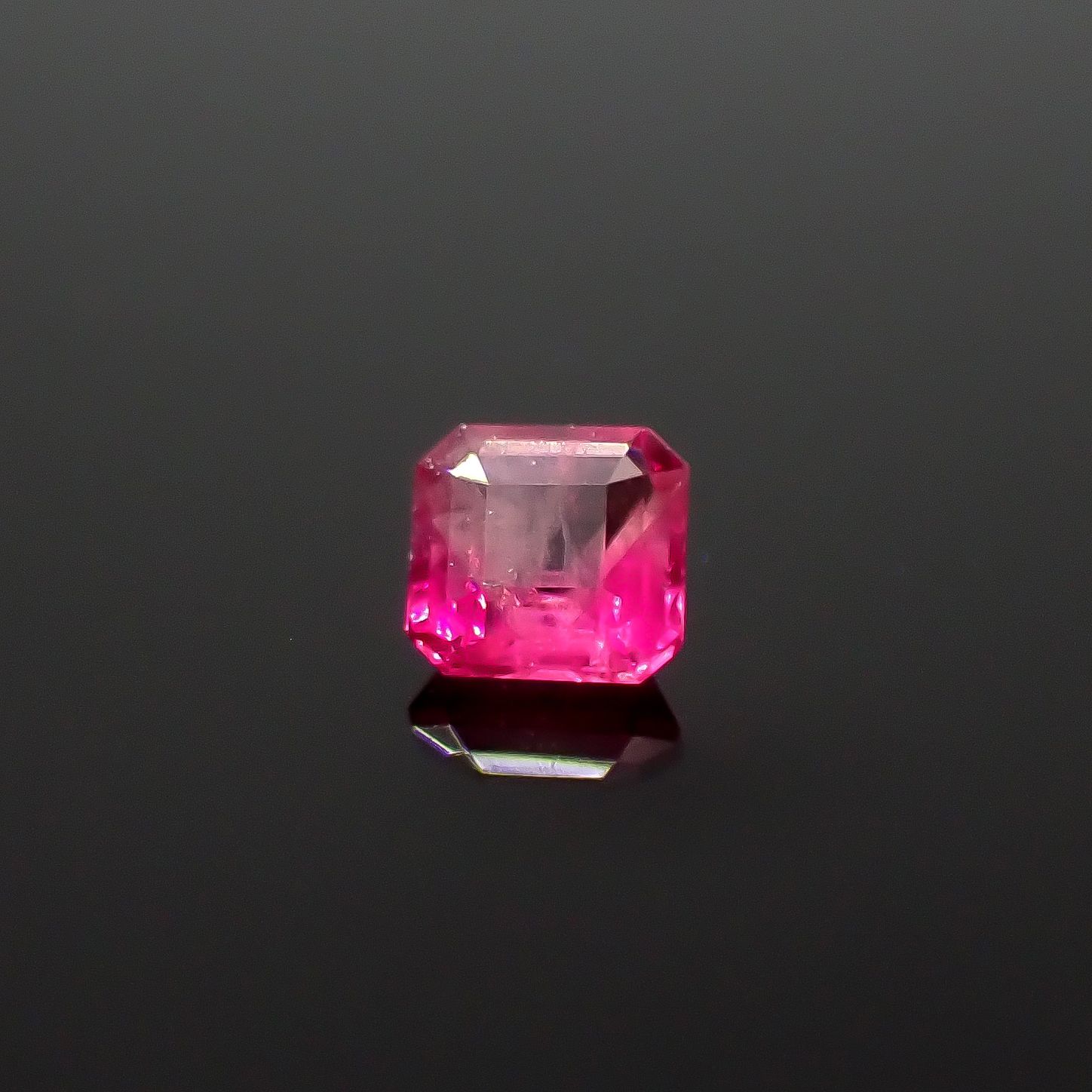 レッドベリル/ピンクベリル アメリカ・ユタ州産 0.12ct [250530374]3x2.9mm前後