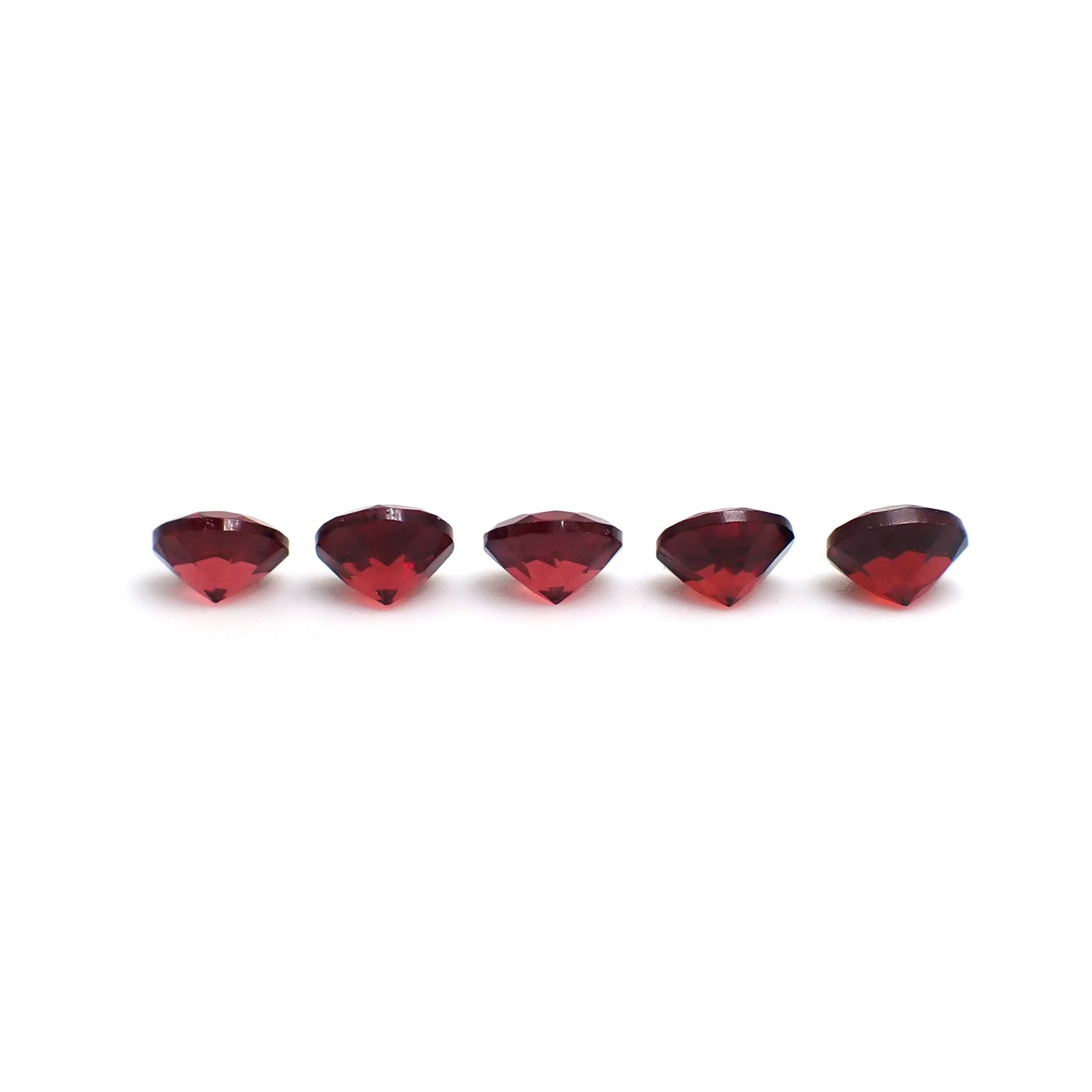 ◇ランダムセレクト◇パイロープアルマンディンガーネット モザンビーク産 約0.60ct / 5x5mm前後 [260532201]