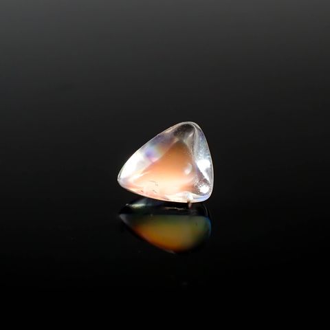 ◇バフカット◇レインボームーンストーン(宝石名ラブラドライト)マダガスカル産 1.080ct ソ付(彩珠)[240427199]7.1x5.9mm前後