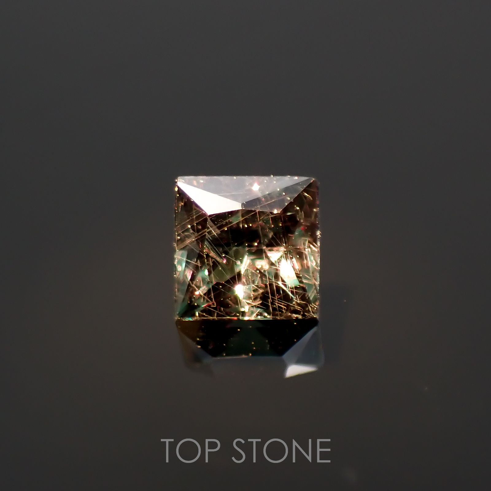 ◇プリンセスカット◇カラーチェンジガーネット アレキタイプ(宝石名ガーネット)マダガスカル・ベキリー産 0.18ct 識別済[221219615]3x2.9mm前後