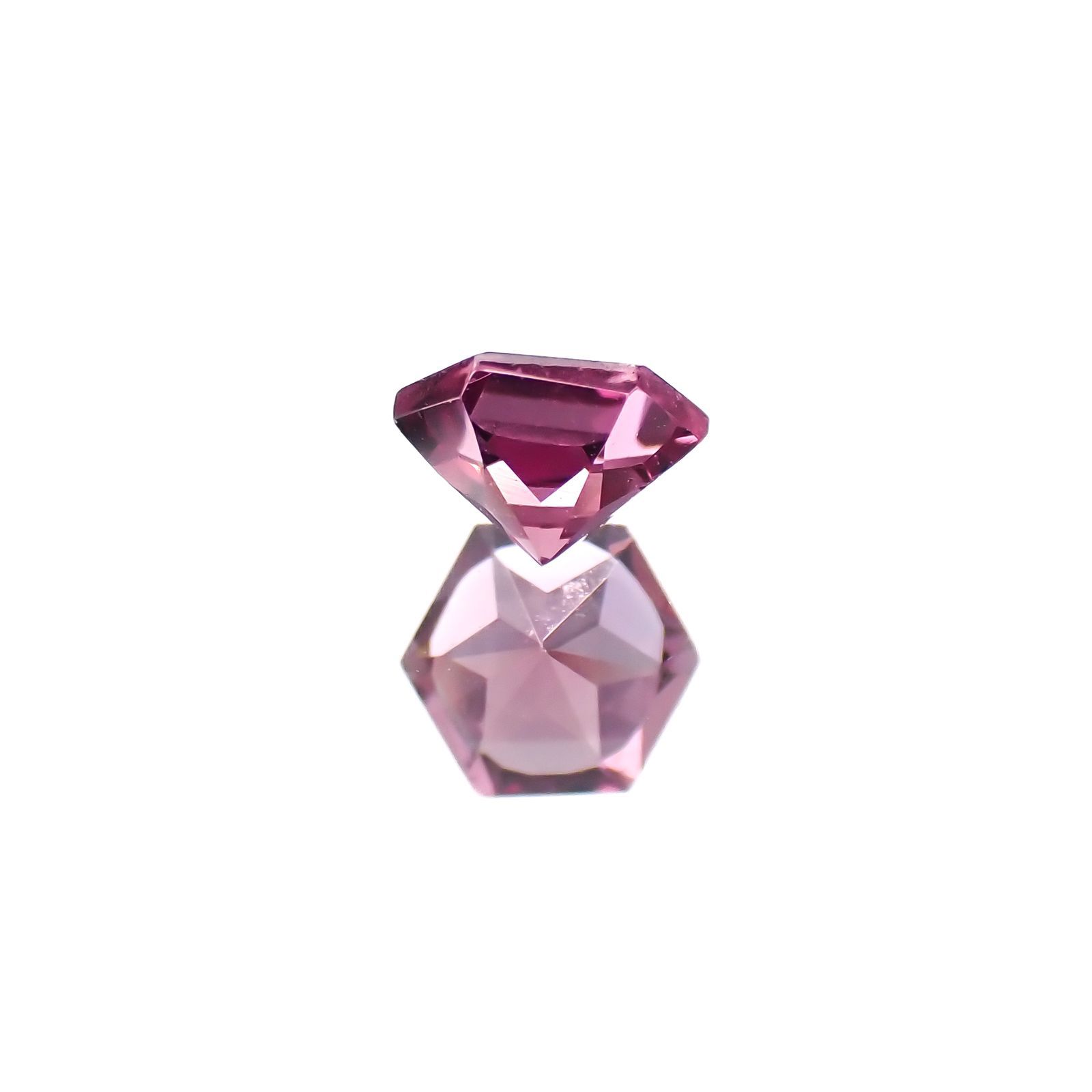 ◇ヘキサゴンカット◇カラーシフトマラヤガーネットSA(宝石名ガーネット)タンザニア産 0.37ct 識別済[220918042]4.1x4.1mm前後