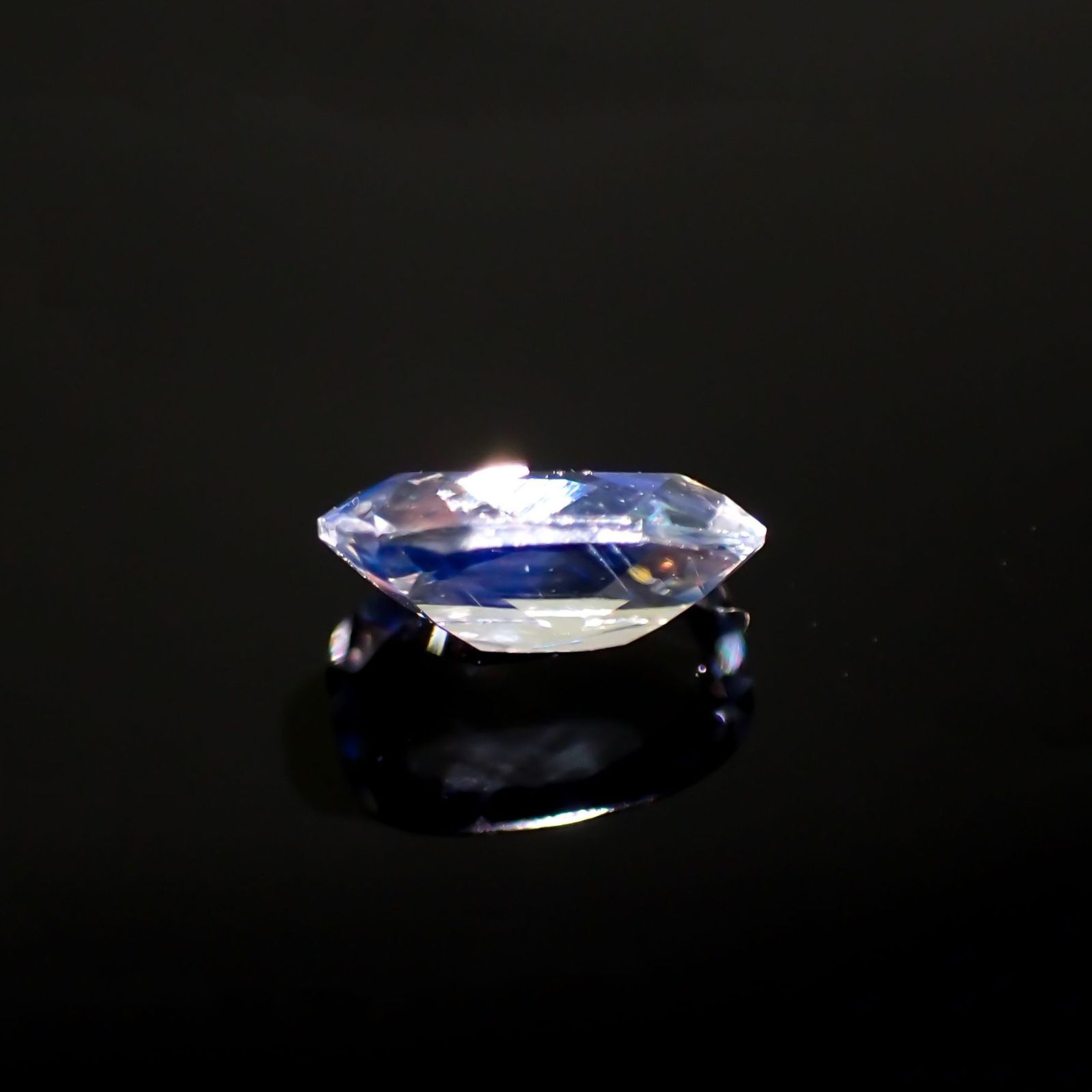 レインボームーンストーン(宝石名ラブラドライト)マダガスカル産 識別済 0.51ct / 6.8x4.3mm前後 [251213741]