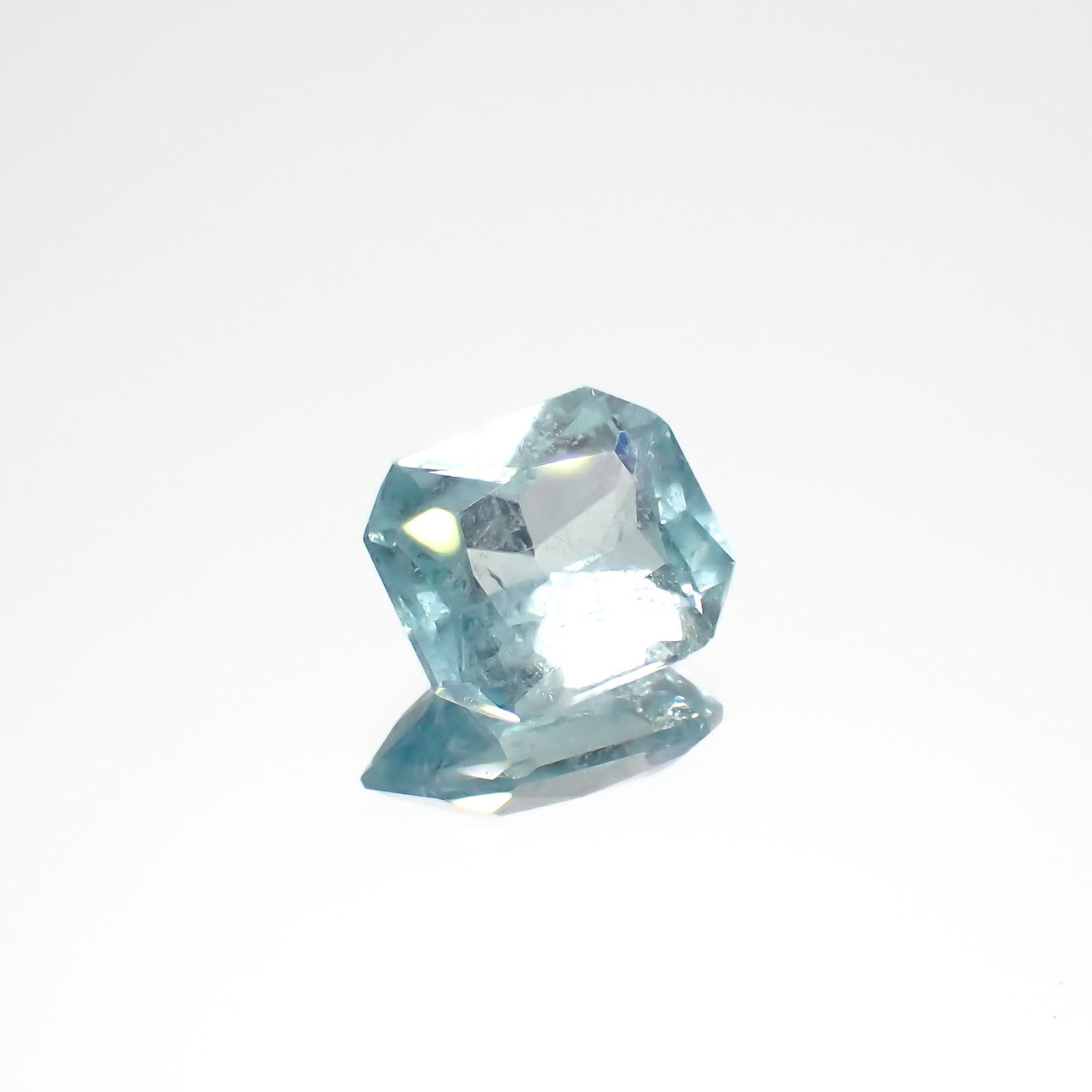 ユークレース(宝石名ブルー・ユークレース)コロンビア産 1.989ct ソ付(彩珠)[221018680]8.6x7.3mm前後