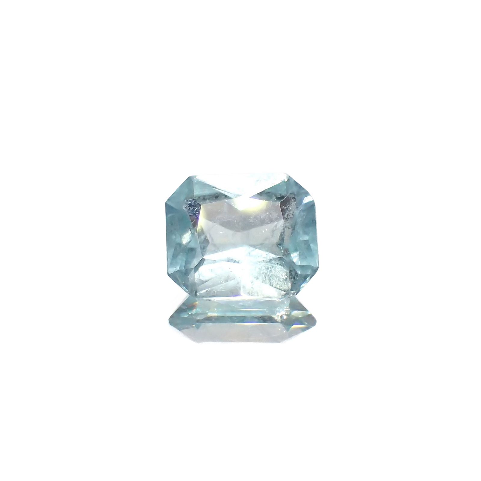 ユークレース(宝石名ブルー・ユークレース)コロンビア産 ソ付(彩珠) 1.989ct / 8.6x7.3mm前後 [221018680]