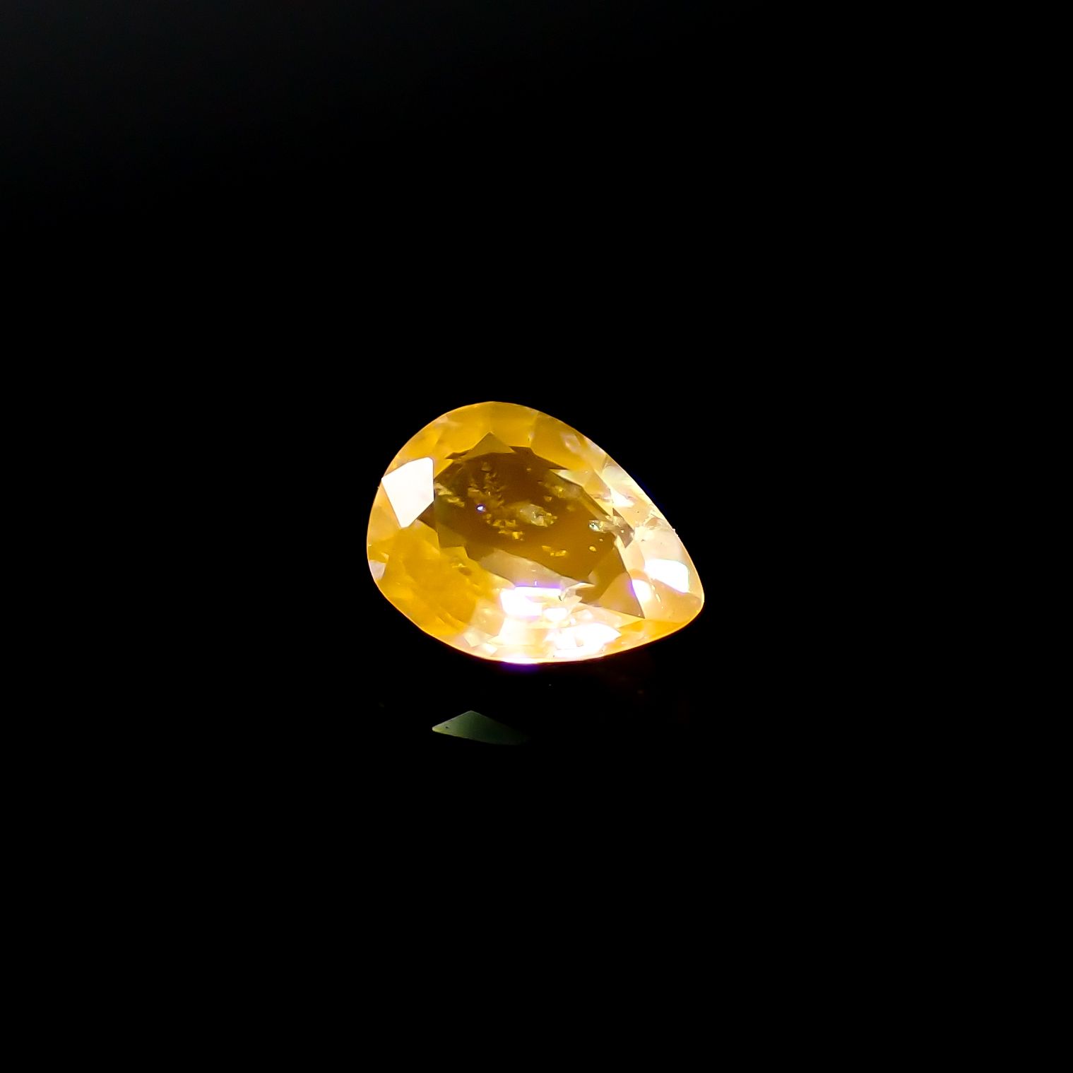 テネブレッセンススキャポライト アフガニスタン産 0.14ct / 4.3x3.2mm前後 [260532259]