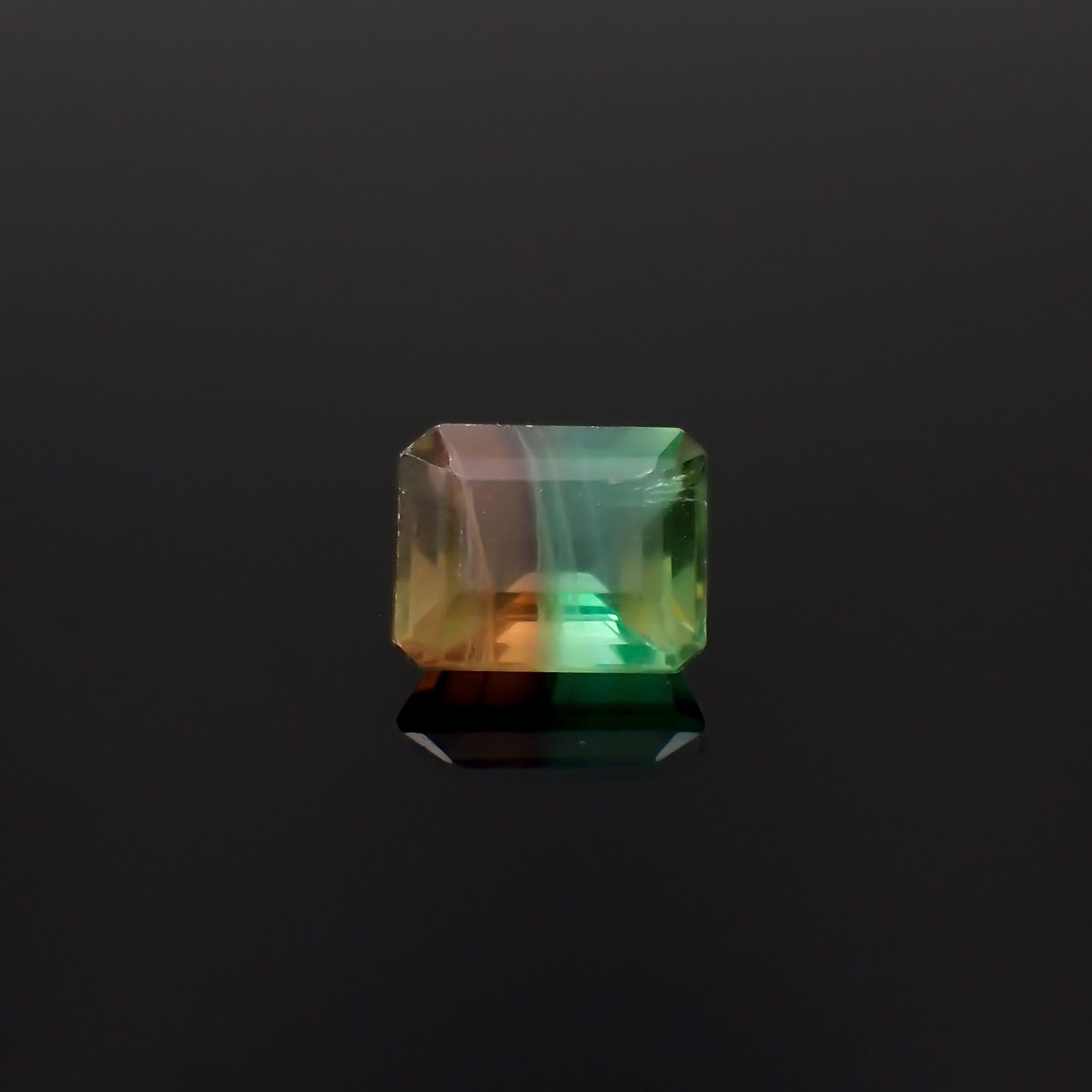 パーティカラーフローライト フルオレッセンス ブラジル産 4.00ct[240326913]9.9x7.9mm前後