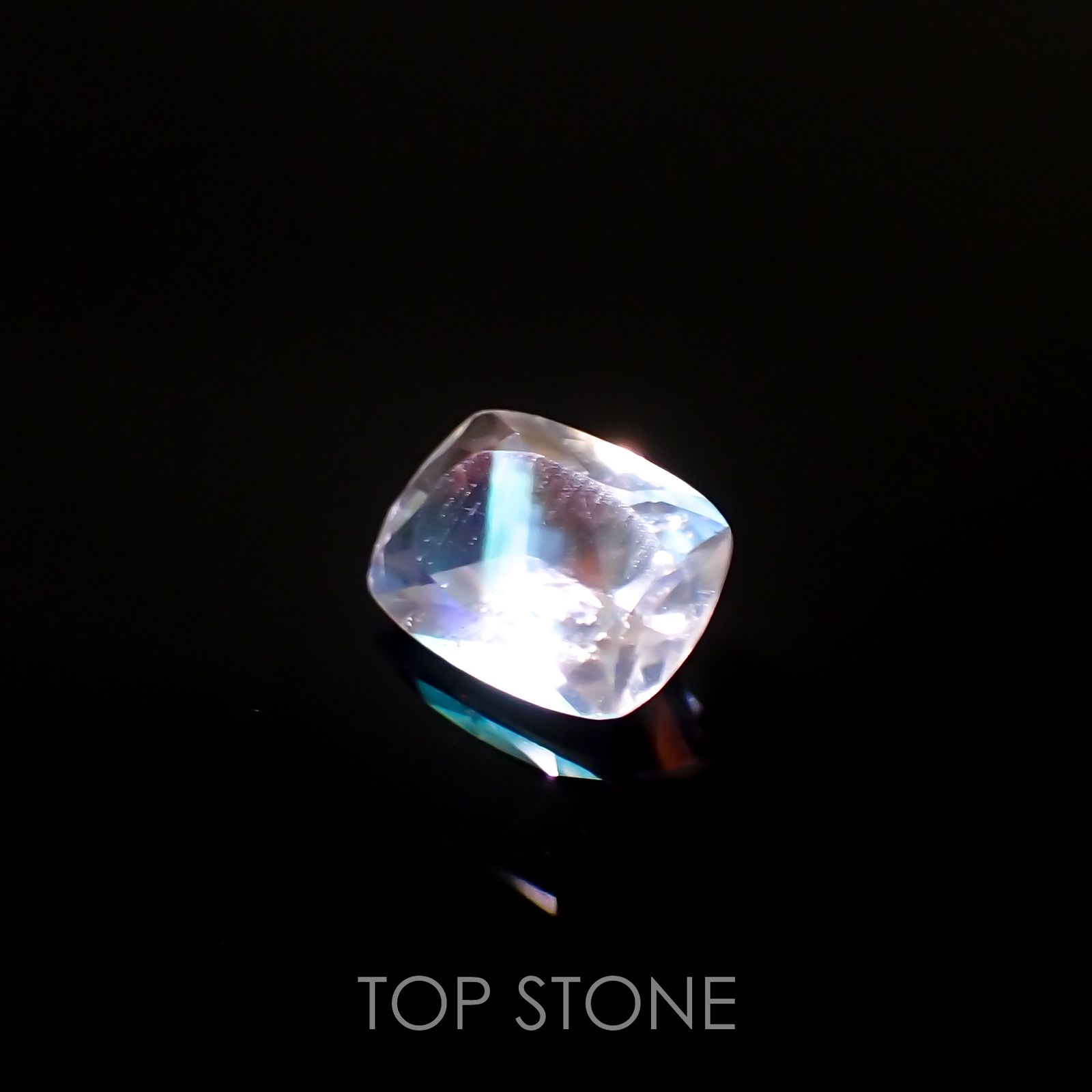 レインボームーンストーン(宝石名ラブラドライト)タンザニア産 0.76ct 識別済[220115453]7x5.2mm前後