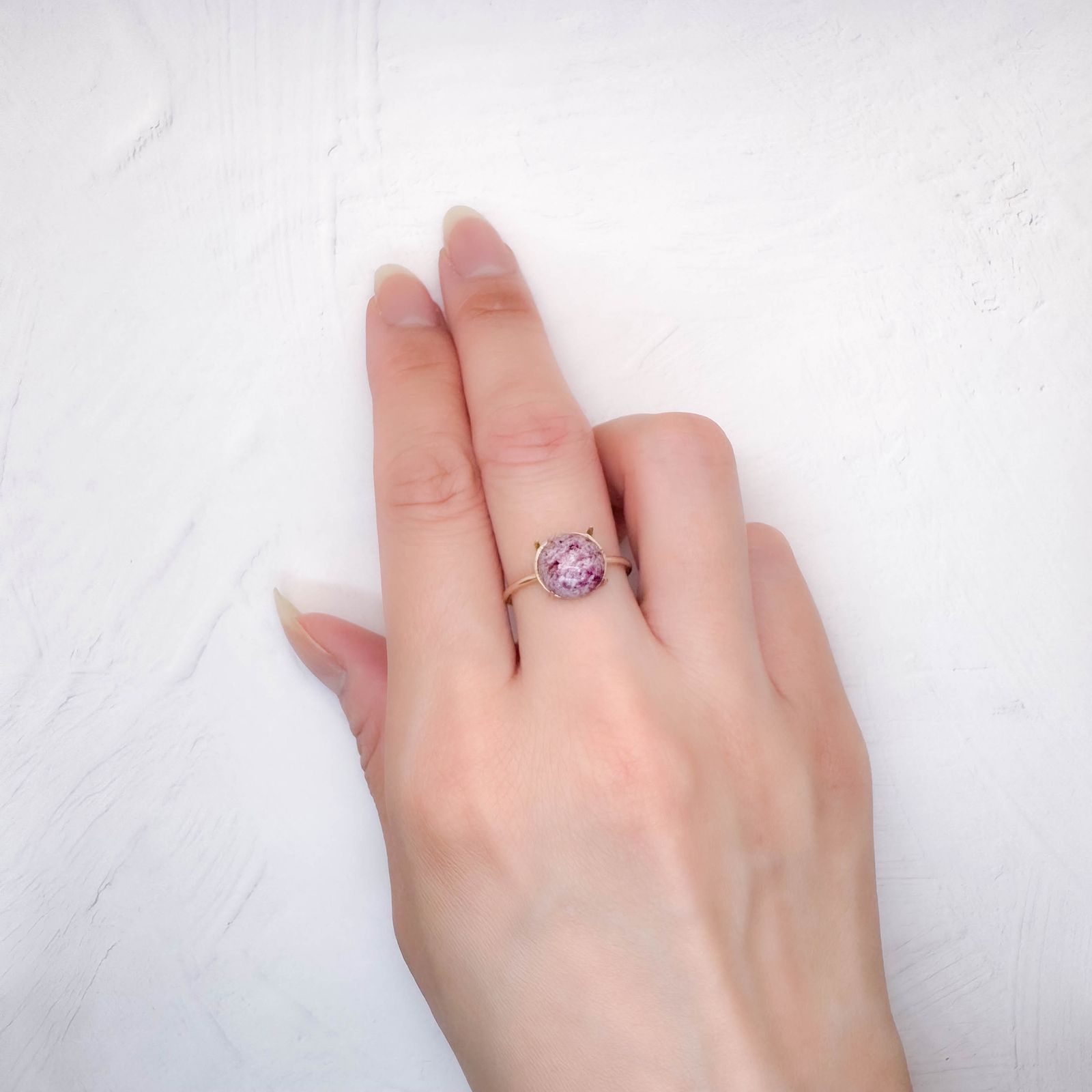 レッドベリル/ピンクベリル(母岩付き) アメリカ・ユタ州産 2.37ct [250730902]9.1x9.1mm前後