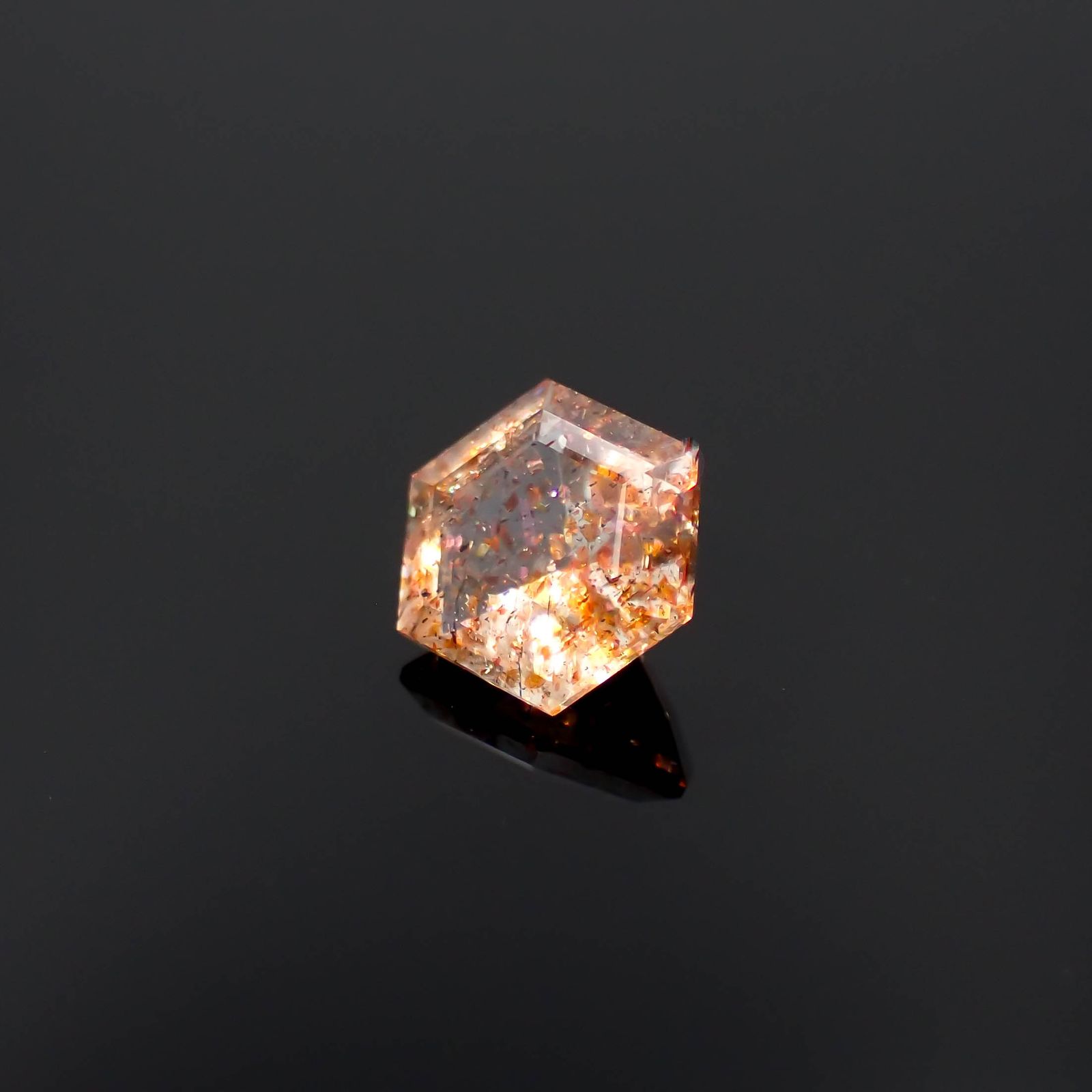 ◇ヘキサゴンカット◇イリュージョンサンストーンイリュージョンサンストーン タンザニア産 0.37ct[230320961]4.8x4.5mm前後