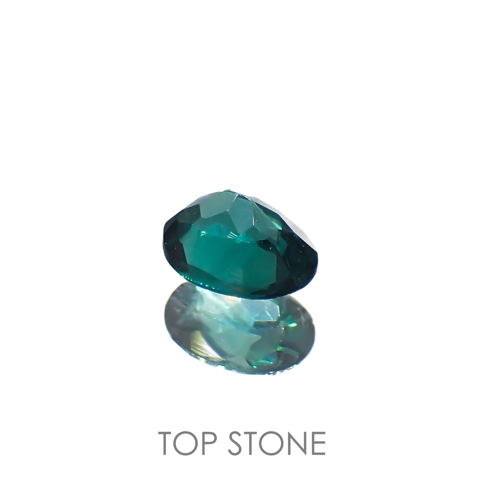 グリーンアパタイト(ノーブルモロキサイト)(宝石名アパタイト)マダガスカル産 0.27ct 識別済[220616378]4.7x3.6mm前後