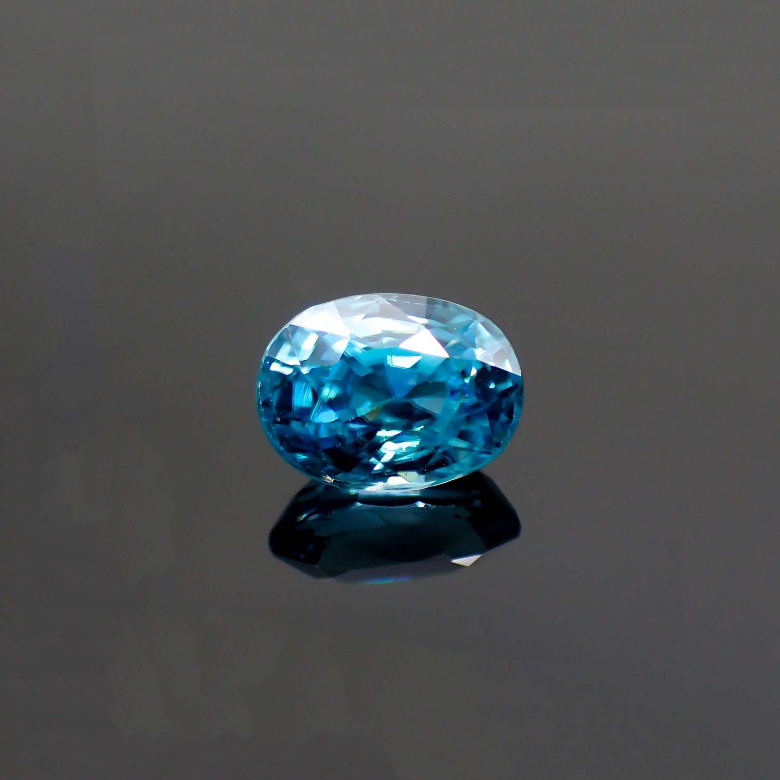 ブルージルコン(宝石名ジルコン)コロンビア産 識別済 2.27ct / 7.4x5.8mm前後 [231023830]