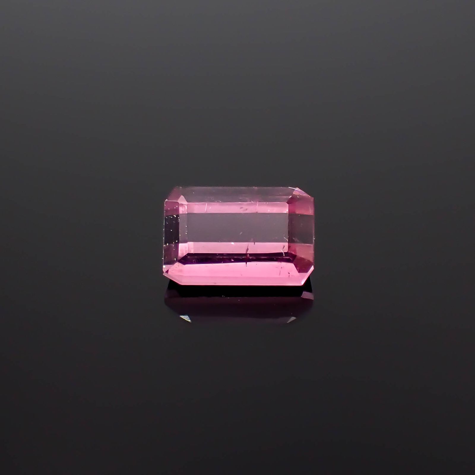パープルトルマリン アフガニスタン産 0.67ct / 6x4mm前後 [251131311]
