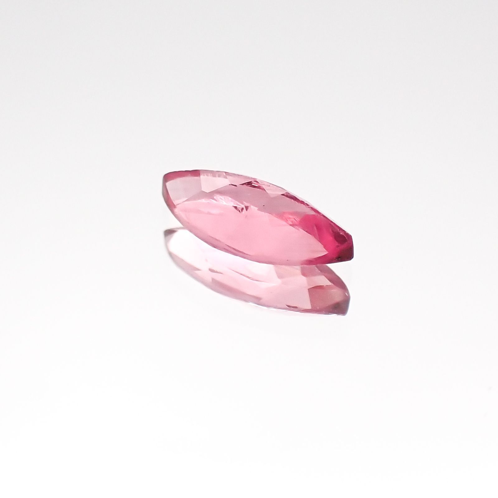 ホットピンクスピネル(宝石名ピンク・スピネル)タンザニア産 0.38ct 識別済[231124096]7.2x3.3mm前後