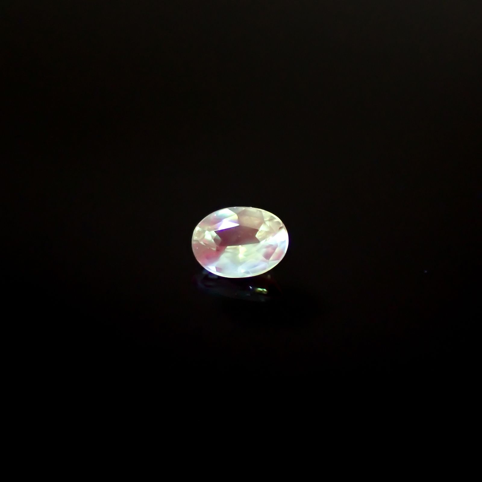アレキサンドライトキャッツアイ ブラジル・ミナスジェライス州ヘマチタ鉱山産 0.099ct[240527429]3.2x2.4mm前後