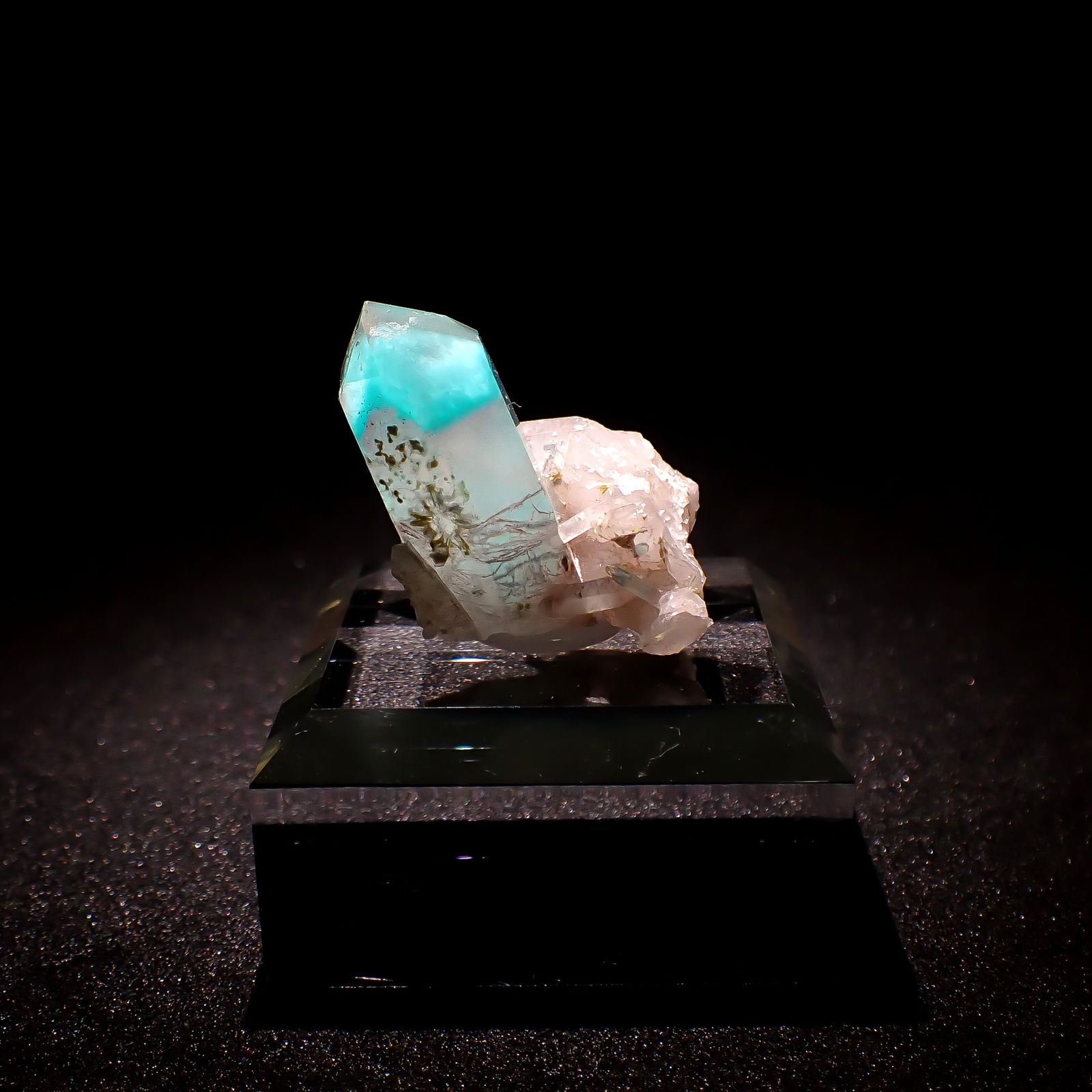 アホイトインクォーツ原石 南アフリカ・メッシーナ鉱山産 アクリル台座付き 55.16ct(11.03g) / 28.3x26.4x28.1mm前後 [260532290]