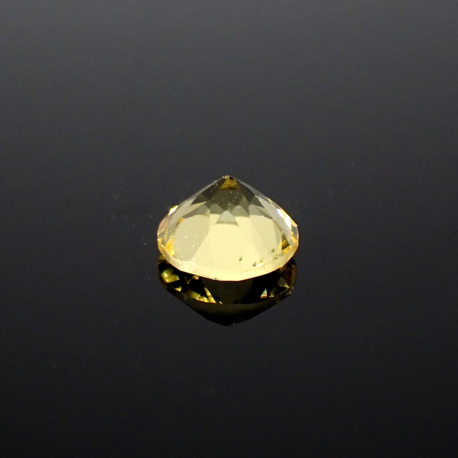 イエローダンビュライト タンザニア産 0.33ct[240125458]4.4x4.4mm前後