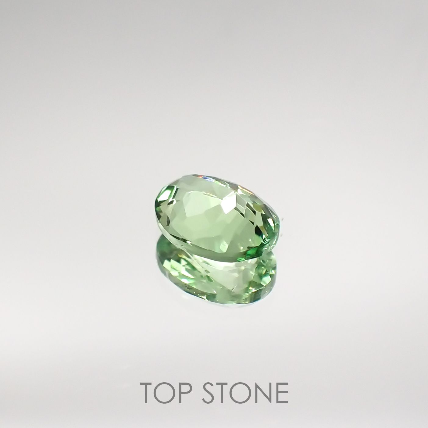ミントガーネット(宝石名グリーン グロッシュラー・ガーネット) タンザニア産 0.44ct 識別済[210711534]5.3×4.1mm前後
