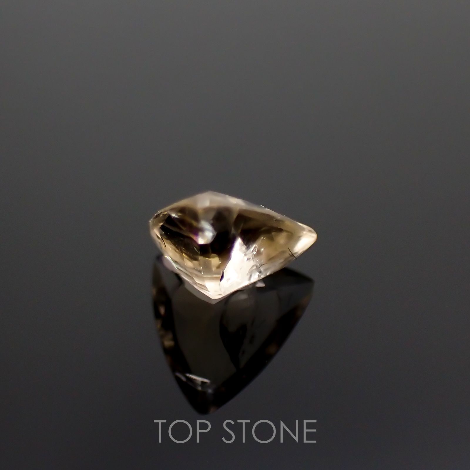 イエローフェナカイト(宝石名イエロー・フェナカイト)ブラジル産 0.592ct ソ付(彩珠)[221018523]5.8x6.4mm前後