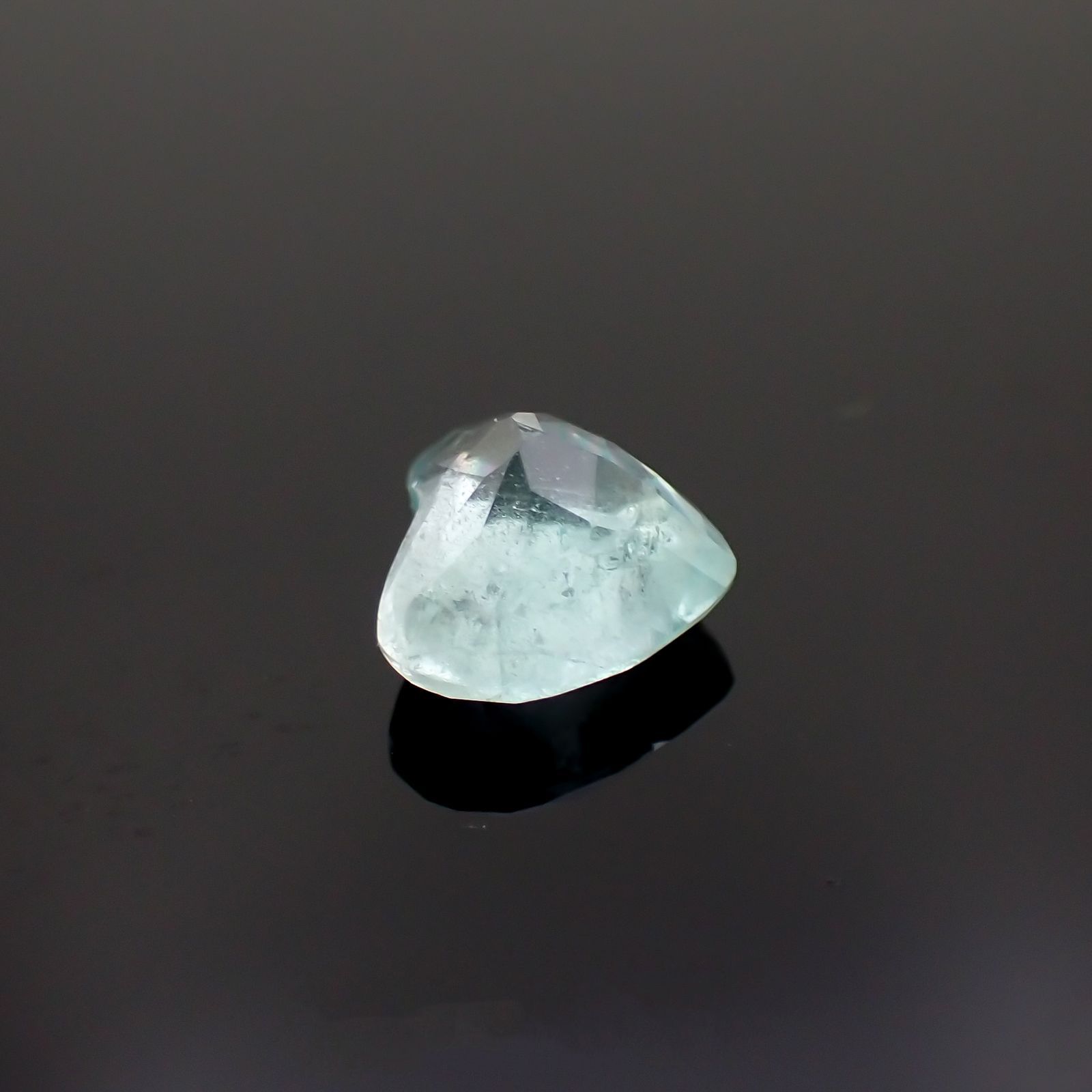 ユークレース(宝石名ブルー・ユークレース)コロンビア産 1.689ct ソ付(彩珠)[221018681]6.9x8.1mm前後