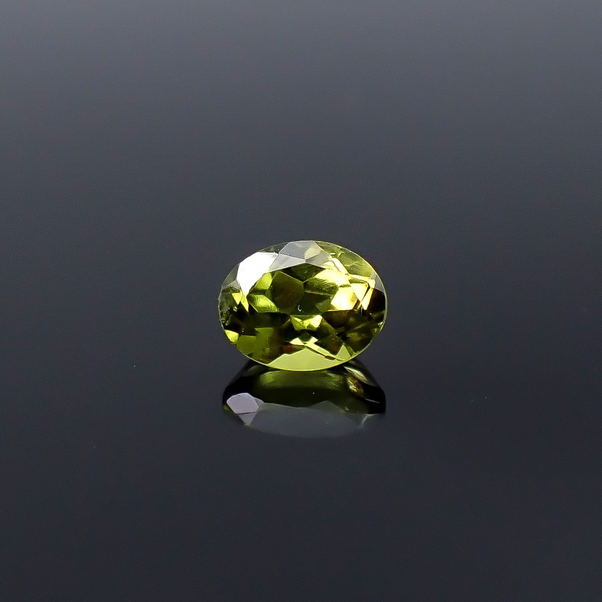 ベスビアナイト(宝石名アイドクレース)ケニア産 識別済 0.49ct / 5.2x4mm前後 [251231379]