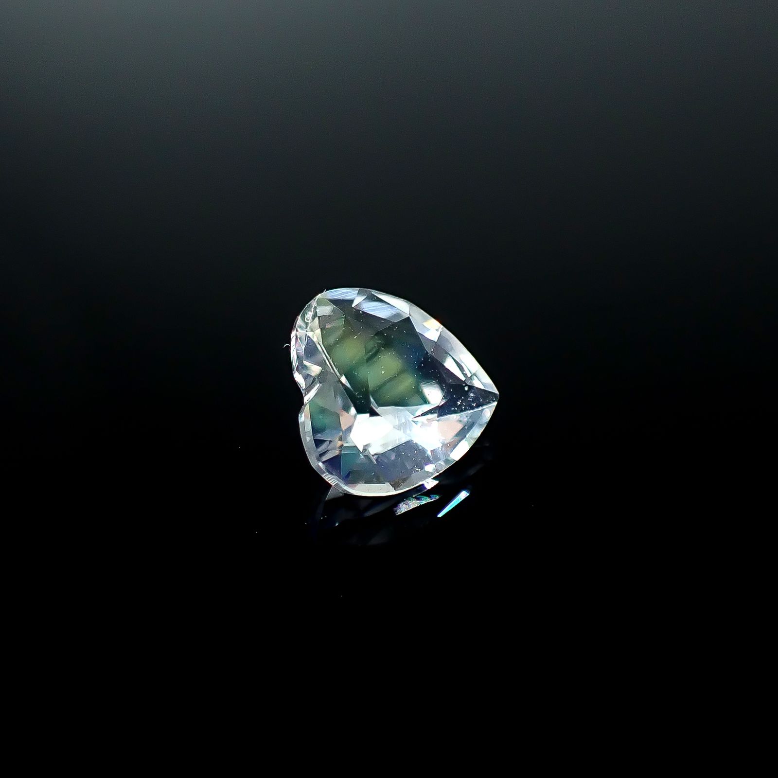 レインボームーンストーン タンザニア産 0.58ct [250730922]5.9x5.9mm前後