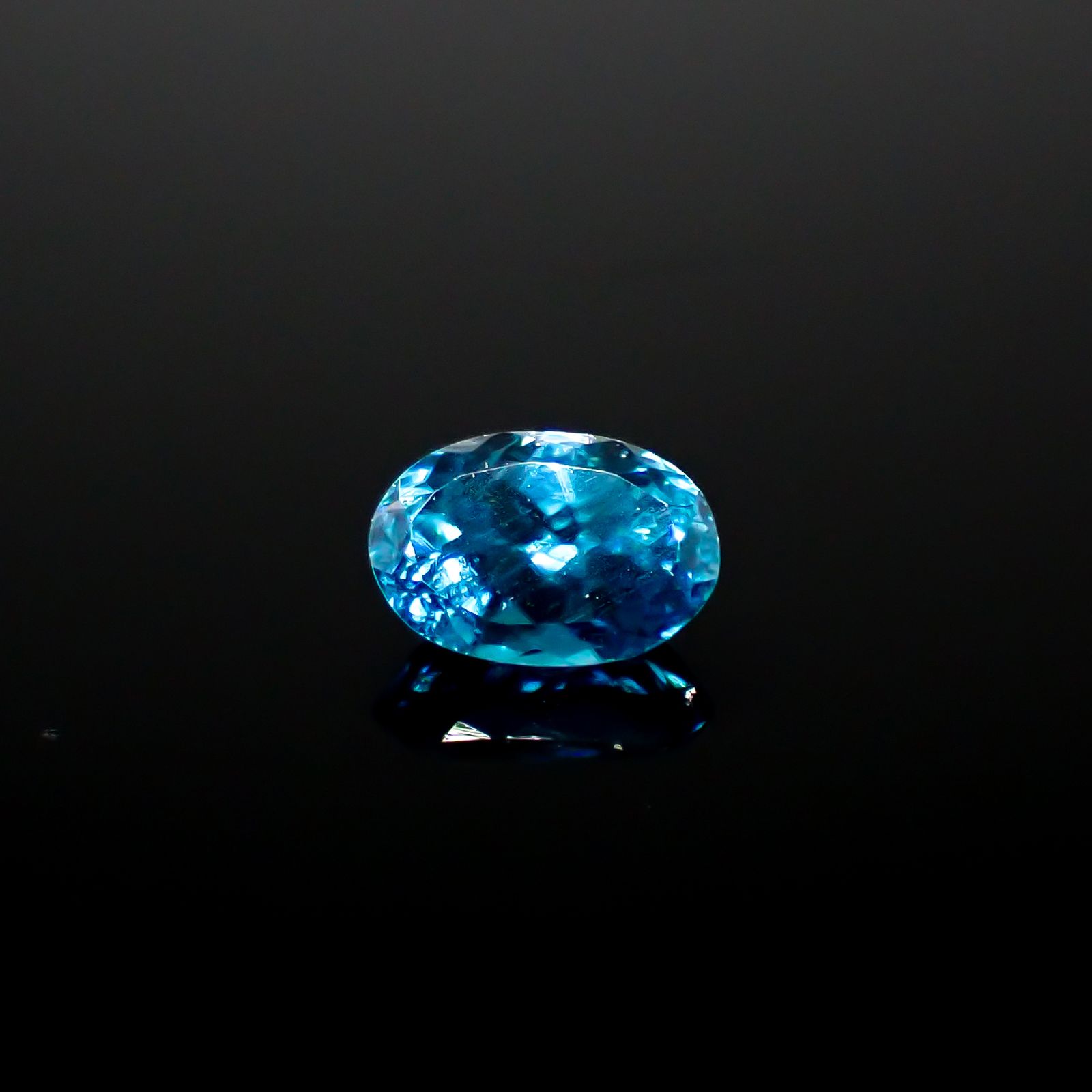 ブルージルコン カンボジア産 0.88ct[240728512]6.2x4.2mm前後