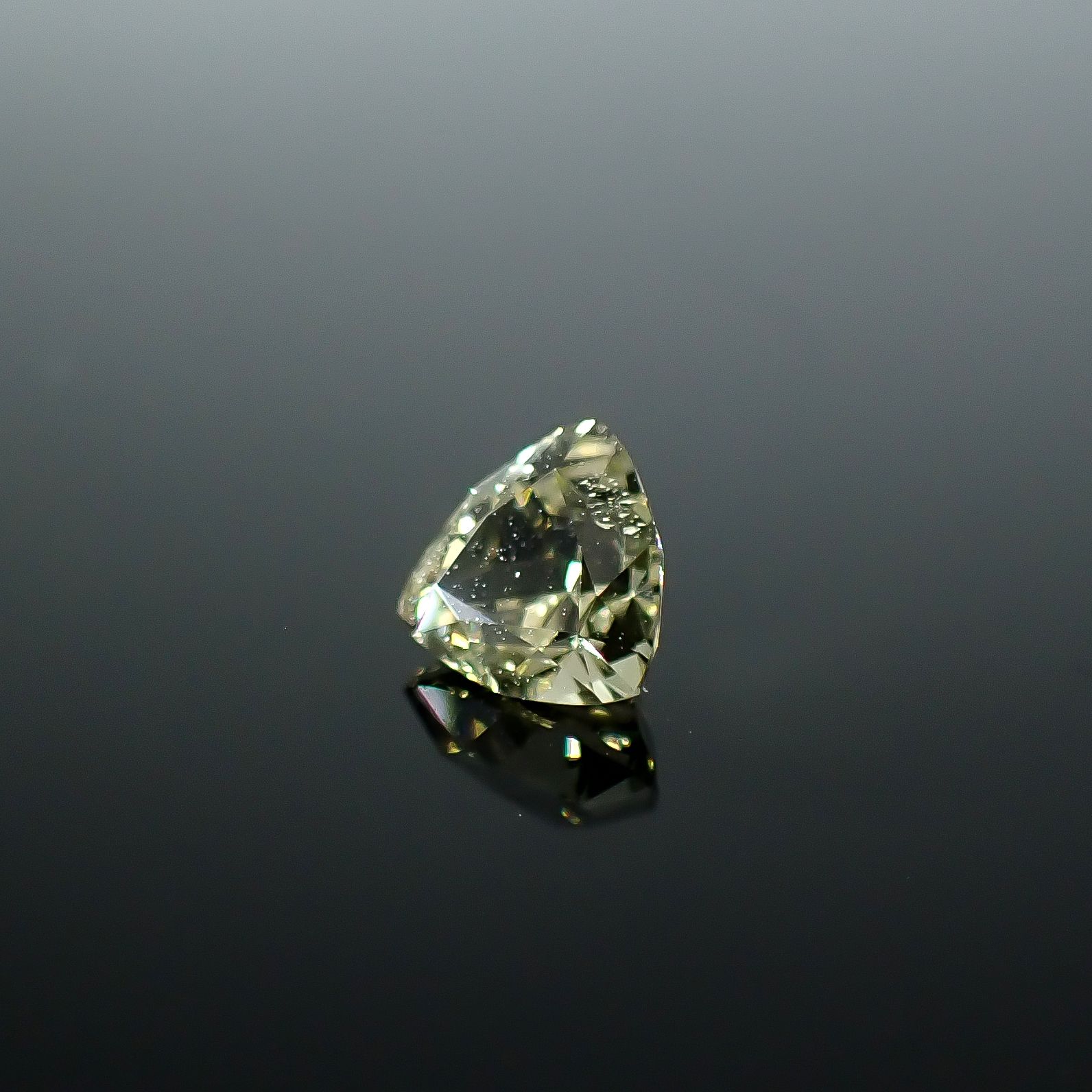 コーネルピン スリランカ産 0.95ct / 6.2x6.2mm前後 [251031230]