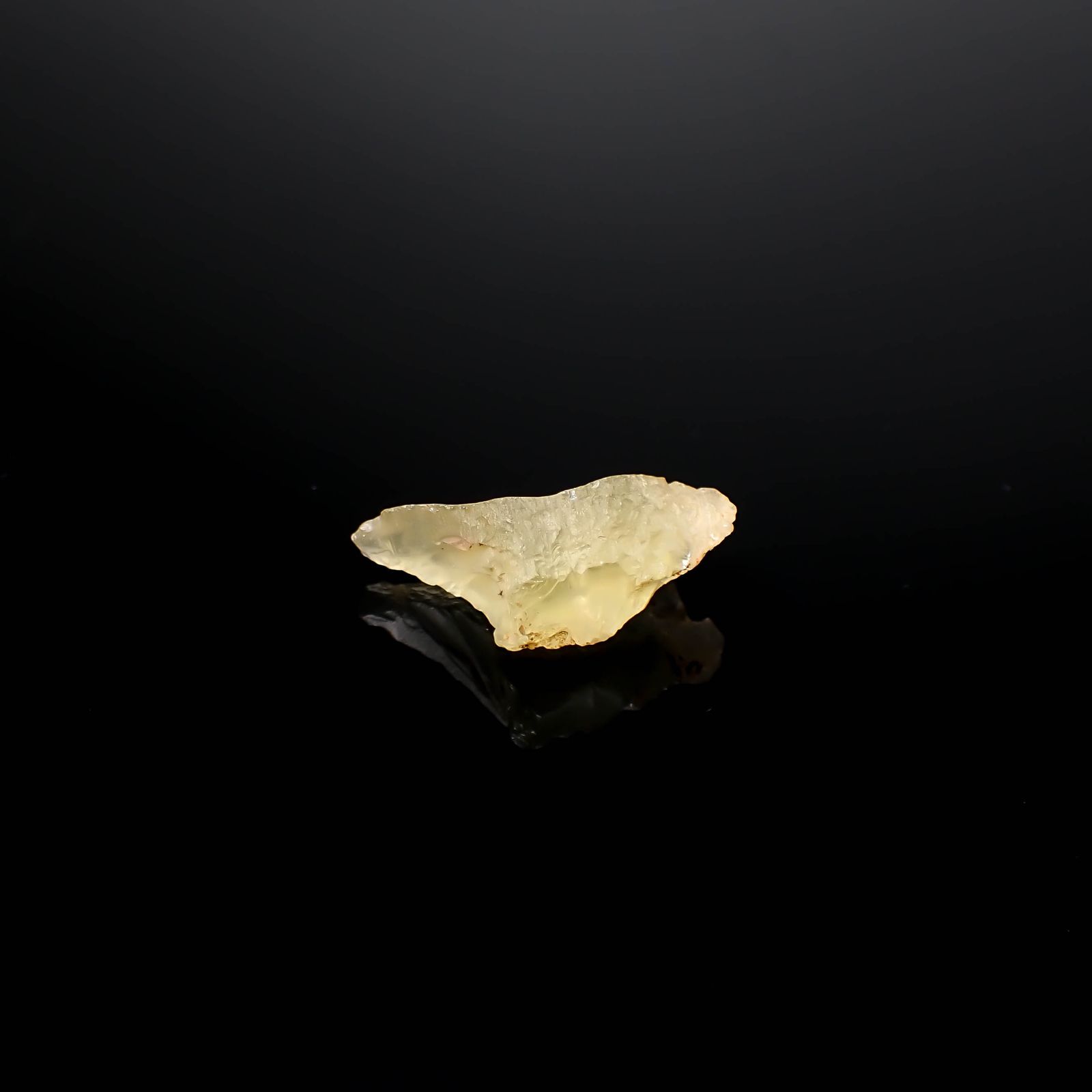 リビアングラス 原石 発見地：エジプト・リビア砂漠 16.85ct [241029282]26.5x18.7mm前後