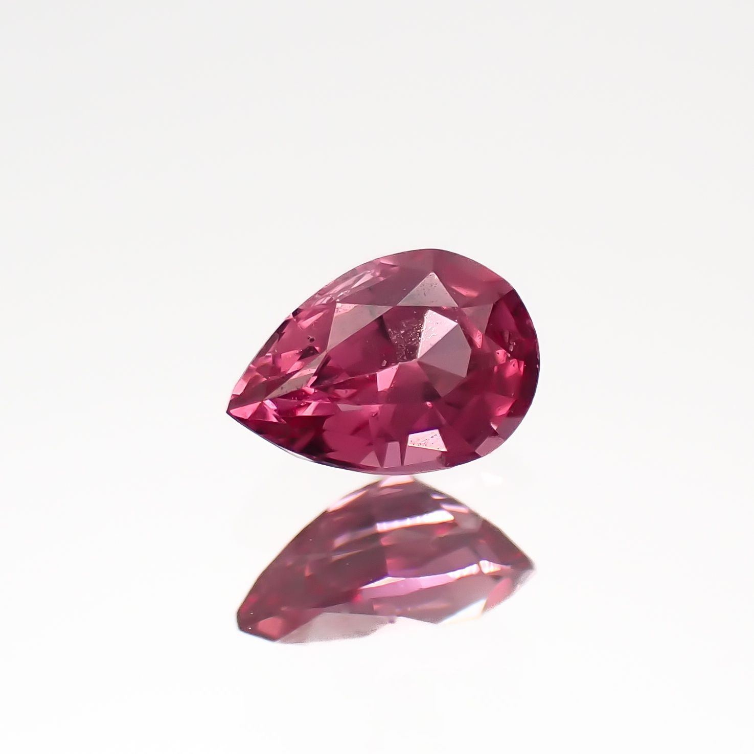 ホットピンクスピネル(宝石名ピンク・スピネル)タンザニア産 0.24ct 識別済[220817356]4.7x3.2mm前後