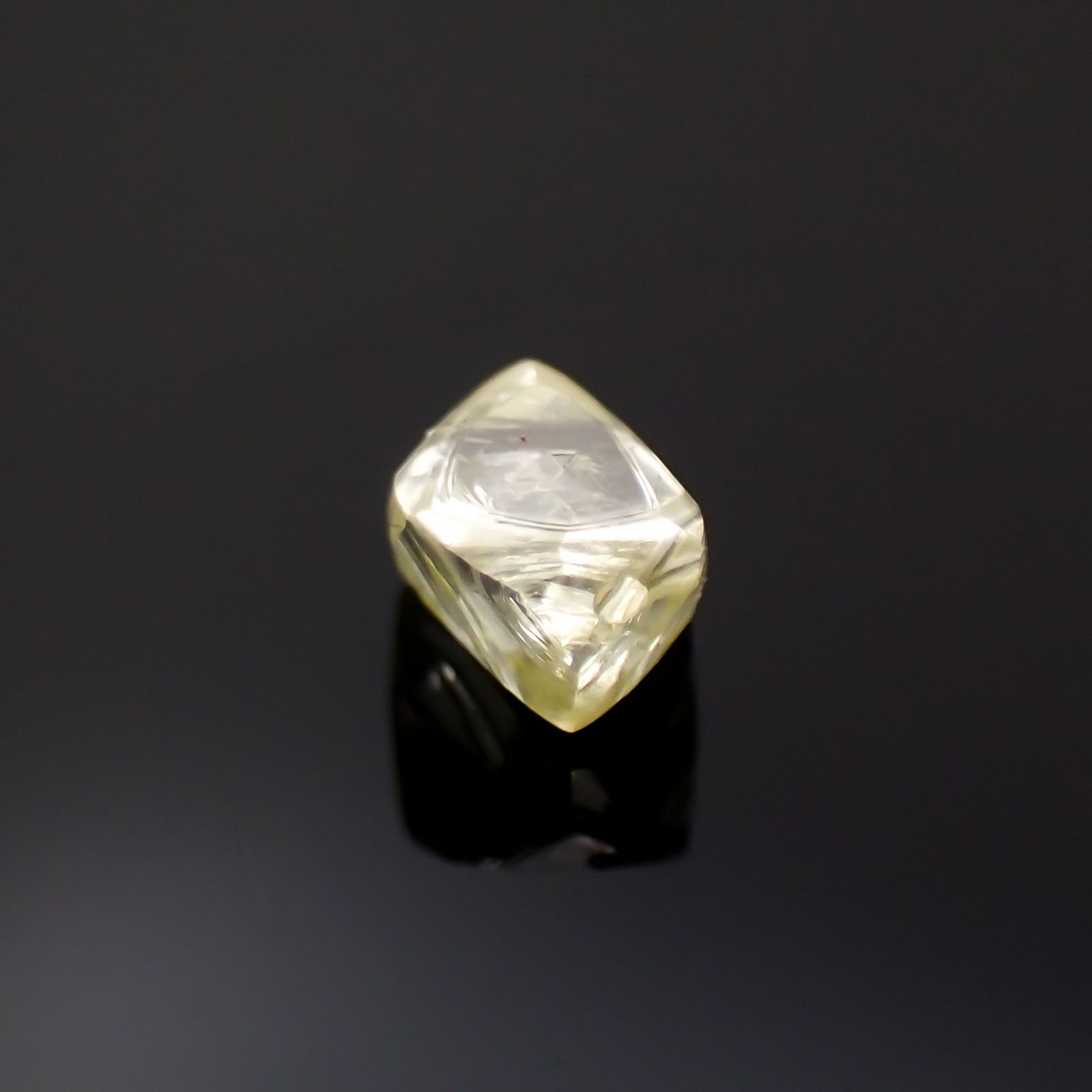 ソーヤブルダイヤモンド 原石(トライゴンあり/Trigon) ※通し穴あり(宝石名ダイアモンド) 0.33ct 識別済[230923456]4x3.9mm前後