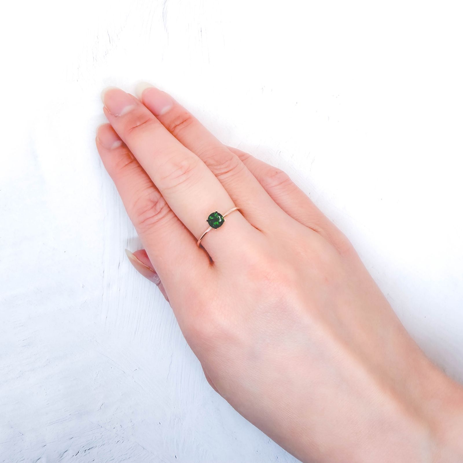 クロムダイオプサイド(宝石名クロム・ダイオプサイド)ロシア産 識別済 0.69ct / 5.3x5.2mm前後 [260432095]