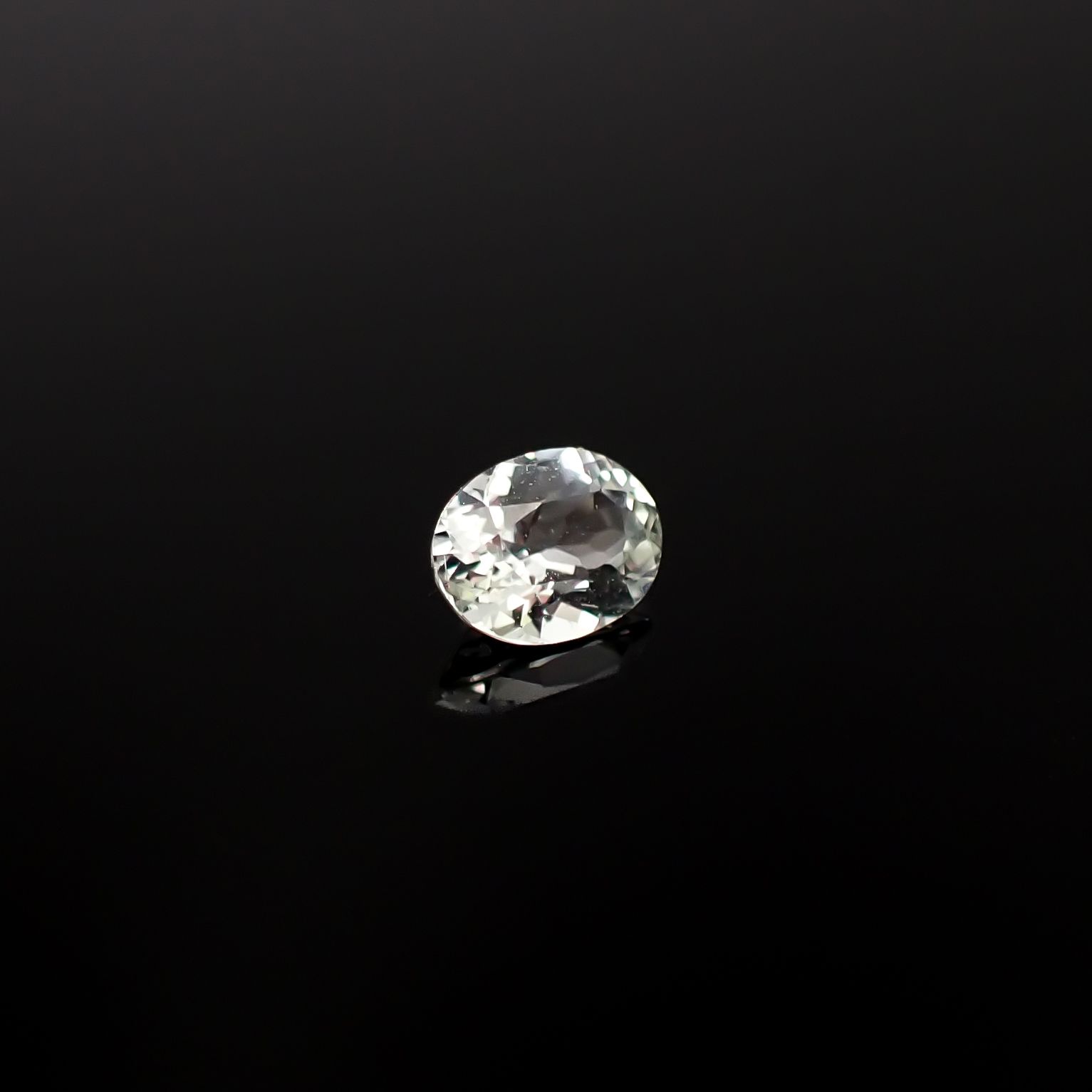 アクロアイト ナイジェリア産 0.25ct / 4.6x3.5mm前後 [251231361]