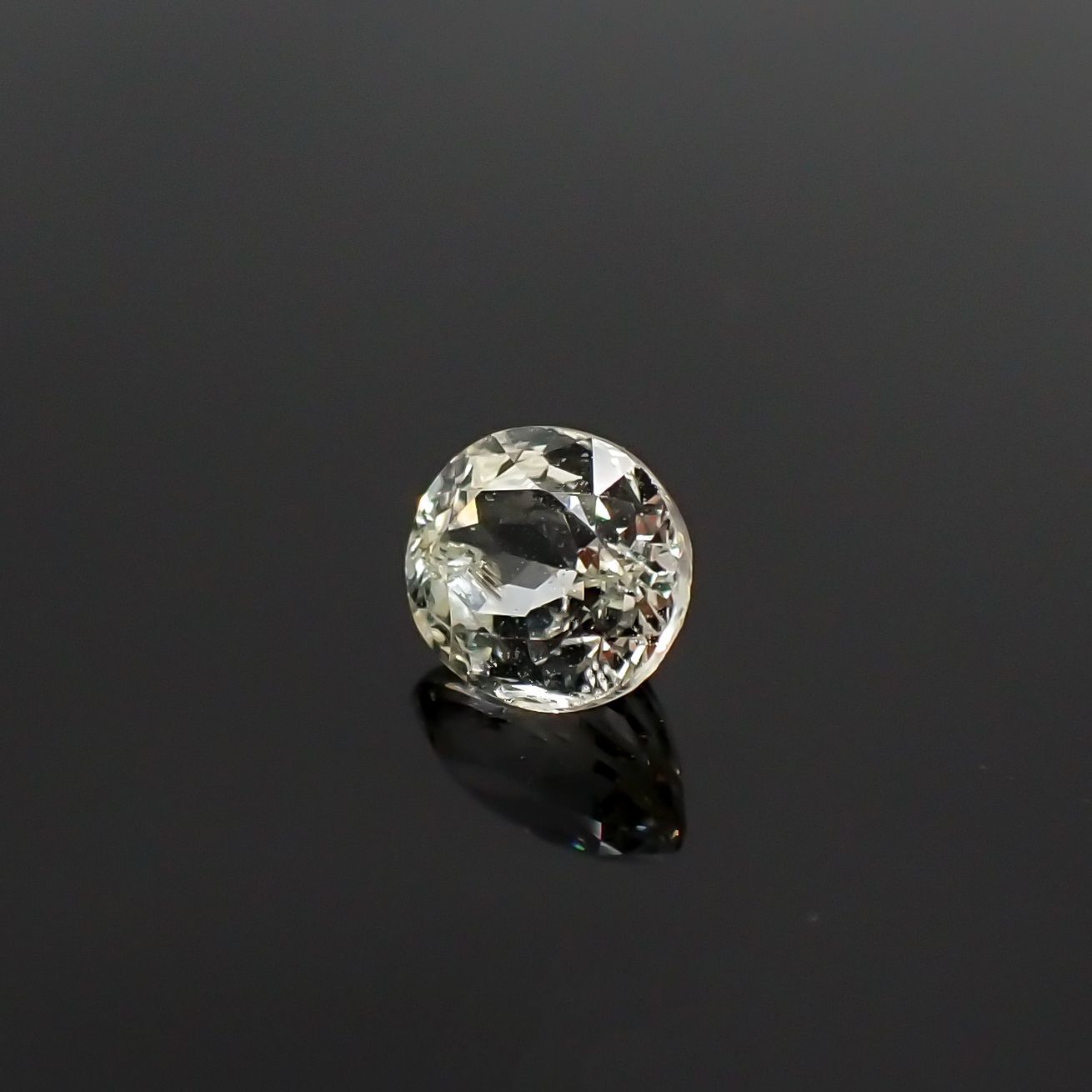 リューコガーネット(宝石名ホワイト グロッシュラー・ガーネット) ビルマ産 0.528ct ソ付(彩珠)[210711540]5.2×4.3mm前後
