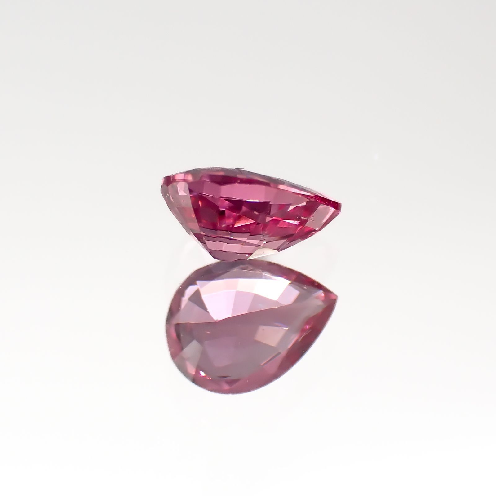 ホットピンクスピネル(宝石名ピンク・スピネル)タンザニア産 0.31ct 識別済[220817355]5.1x3.8mm前後