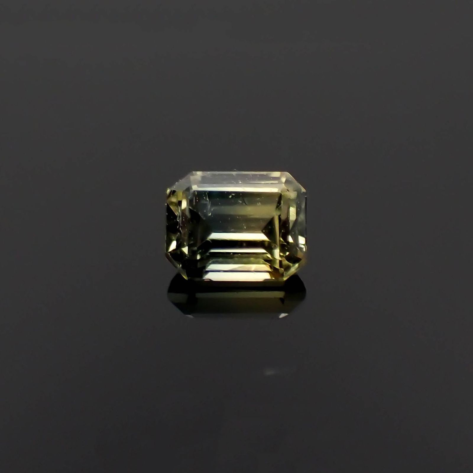 バイカラーサファイア マダガスカル/タンザニア産 0.21ct / 3.4x2.7mm前後 [230321017]