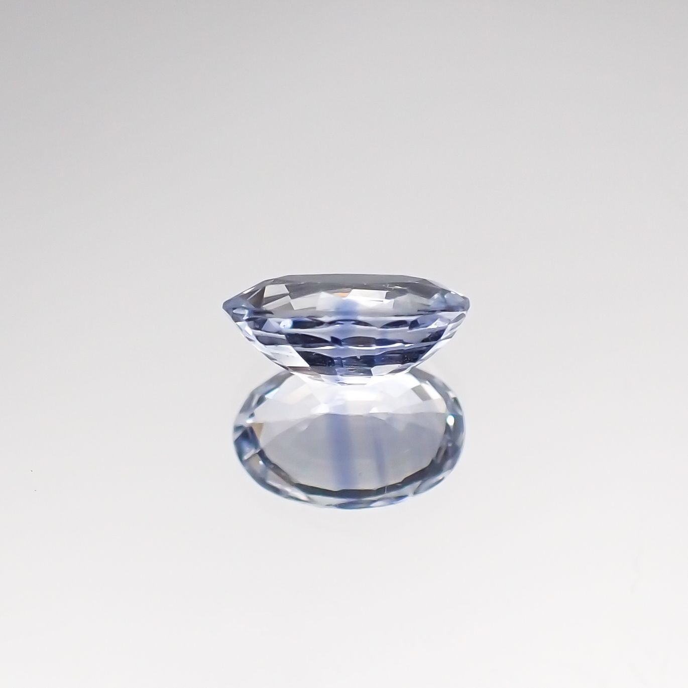 アイスブルーサファイア スリランカ・マダガスカル産 ルース 0.57ct[210711171]6.1×3.9mm前後