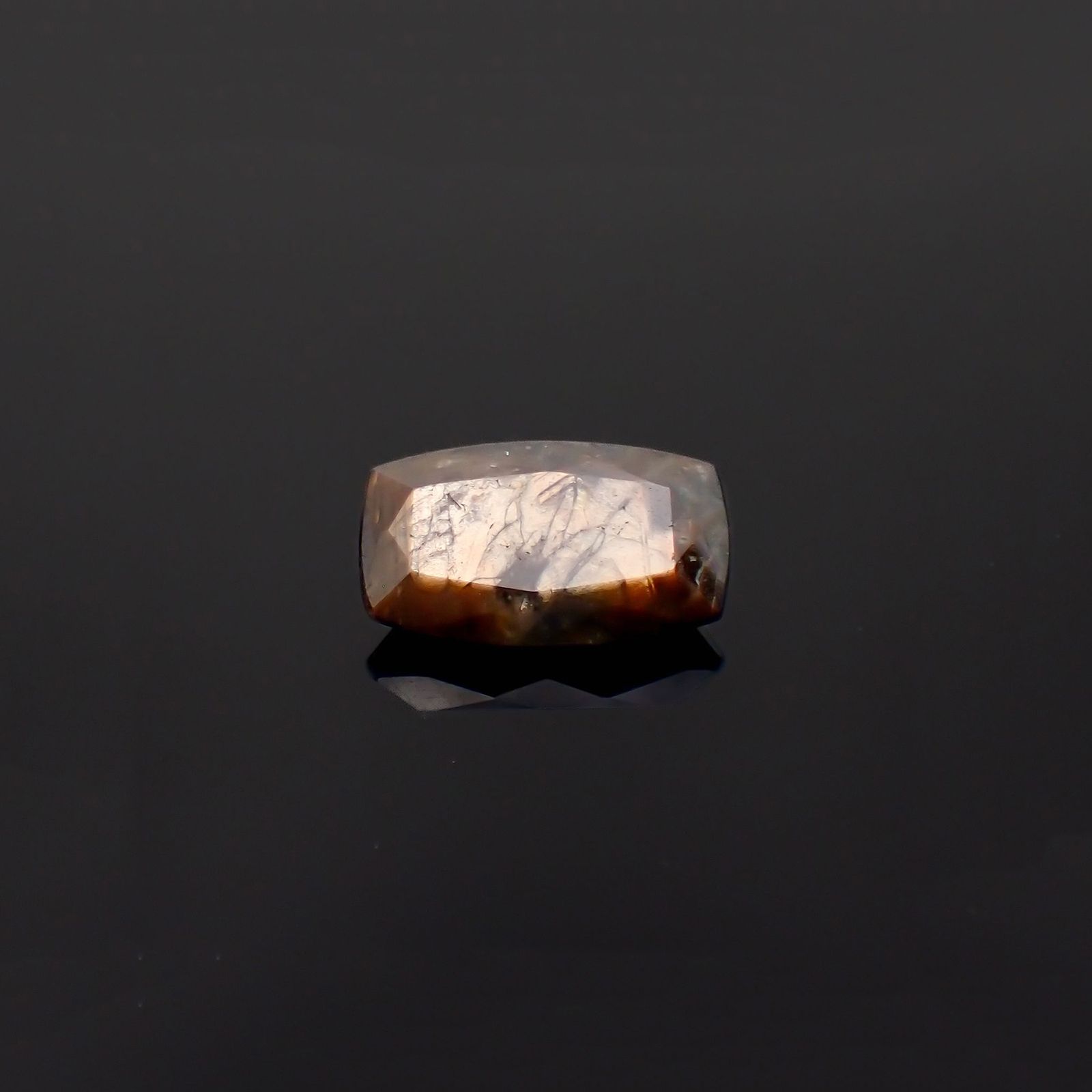 ゴールドシーンサファイア非加熱 ケニア産 4.73ct / 12.9x7.4mm前後 [230321338]