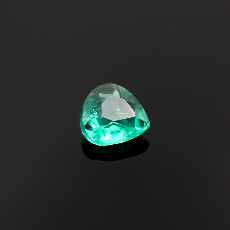 パライバトルマリン(宝石名トルマリン/別名パライバ・トルマリン)ブラジル・キントス鉱山産 0.377ct ソ付(宝貴協)[221018727]4.9x4.9mm前後