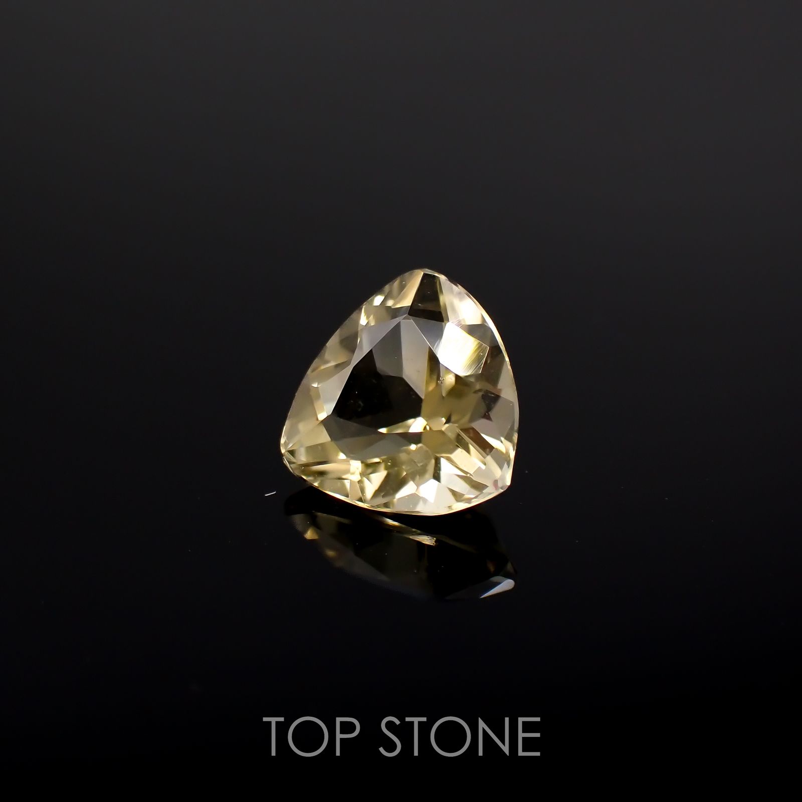 イエロースキャポライト(宝石名イエロー・スキャポライト)タンザニア産 0.67ct 識別済[220918029]5.8x6.1mm前後