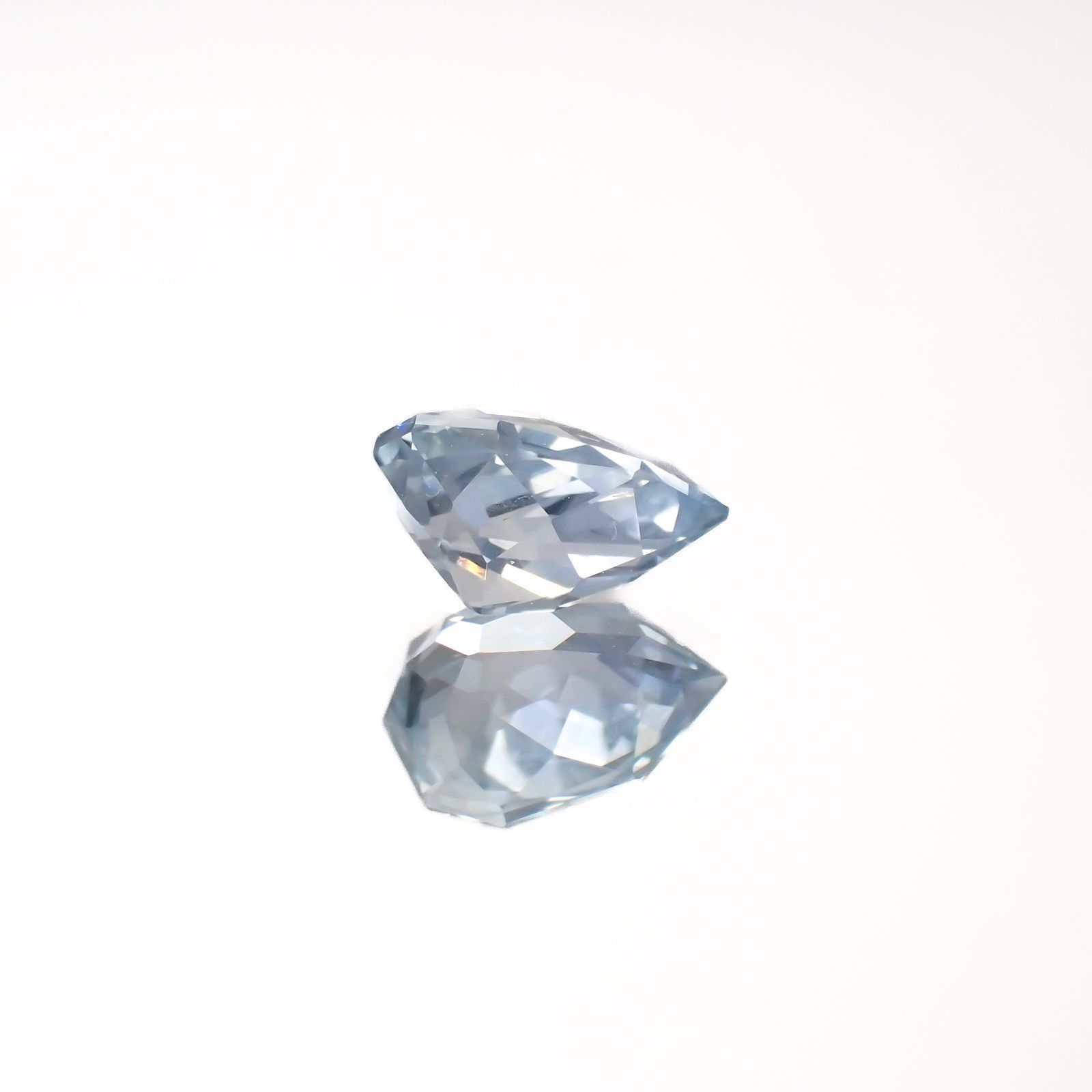 ◇カスタムカット◇アイスブルーサファイア(宝石名サファイア)スリランカ/マダガスカル産 0.91ct 識別済[220918077]7x4.8mm前後
