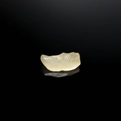 リビアングラス 原石 発見地：エジプト・リビア砂漠 15.51ct [241029283]26.8x12.4mm前後