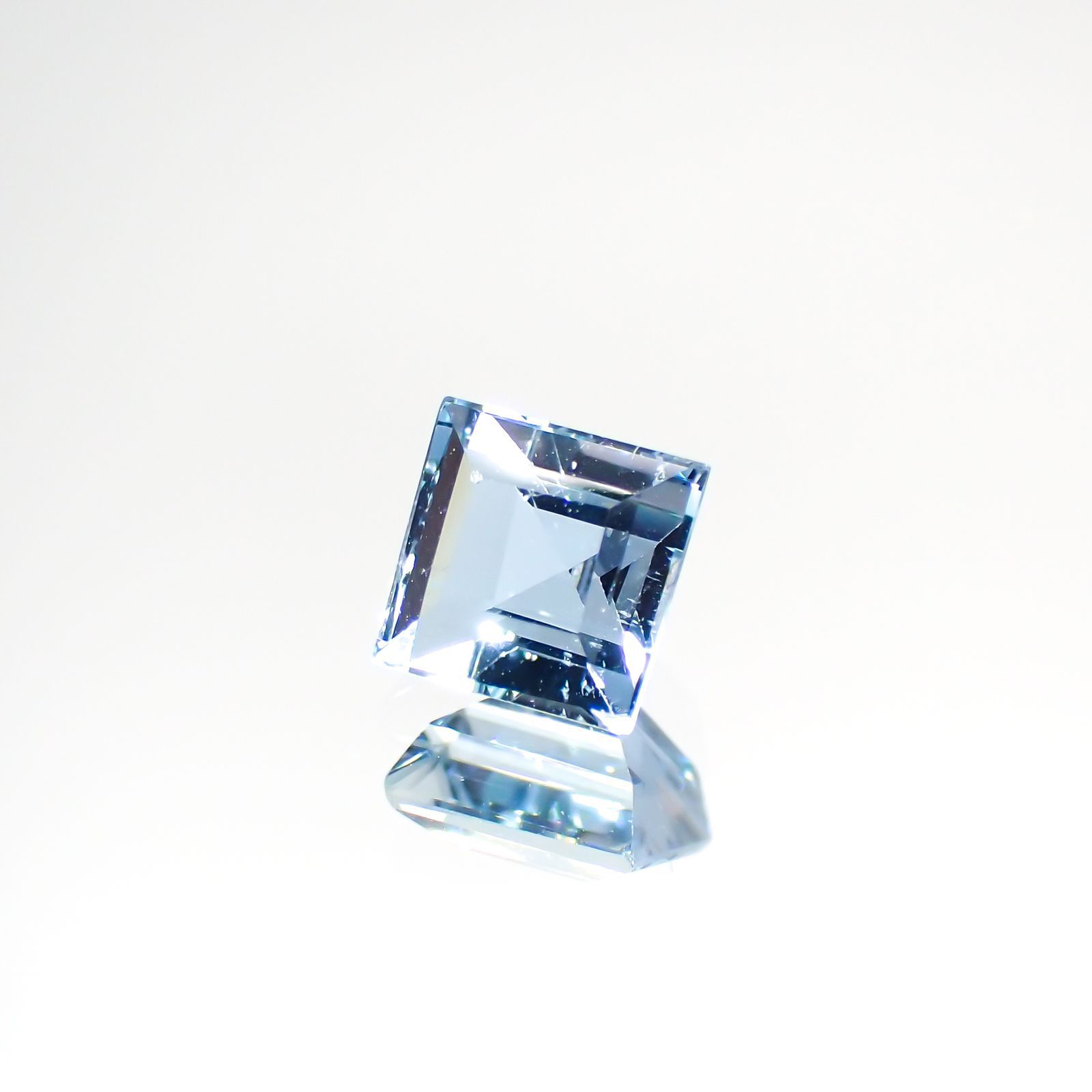 アクアマリン サンタマリアカラー(宝石名アクアマリン) モザンビーク産 0.69ct 識別済[210912602]5×4.9mm前後