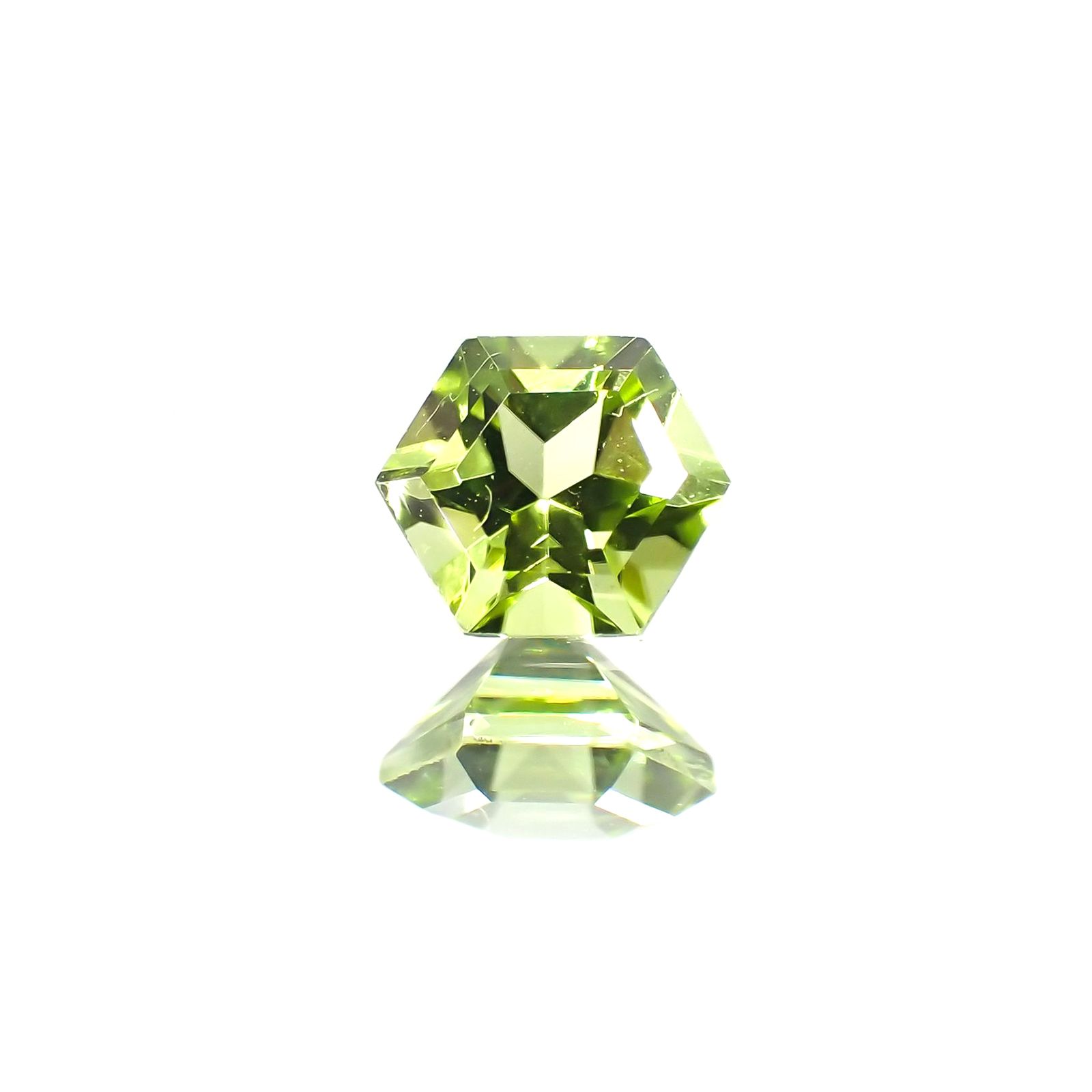 ◇ヘキサゴンカット◇ペリドット(宝石名ペリドット) パキスタン産 0.62ct 識別済[250813097]4.9×4.8mm前後